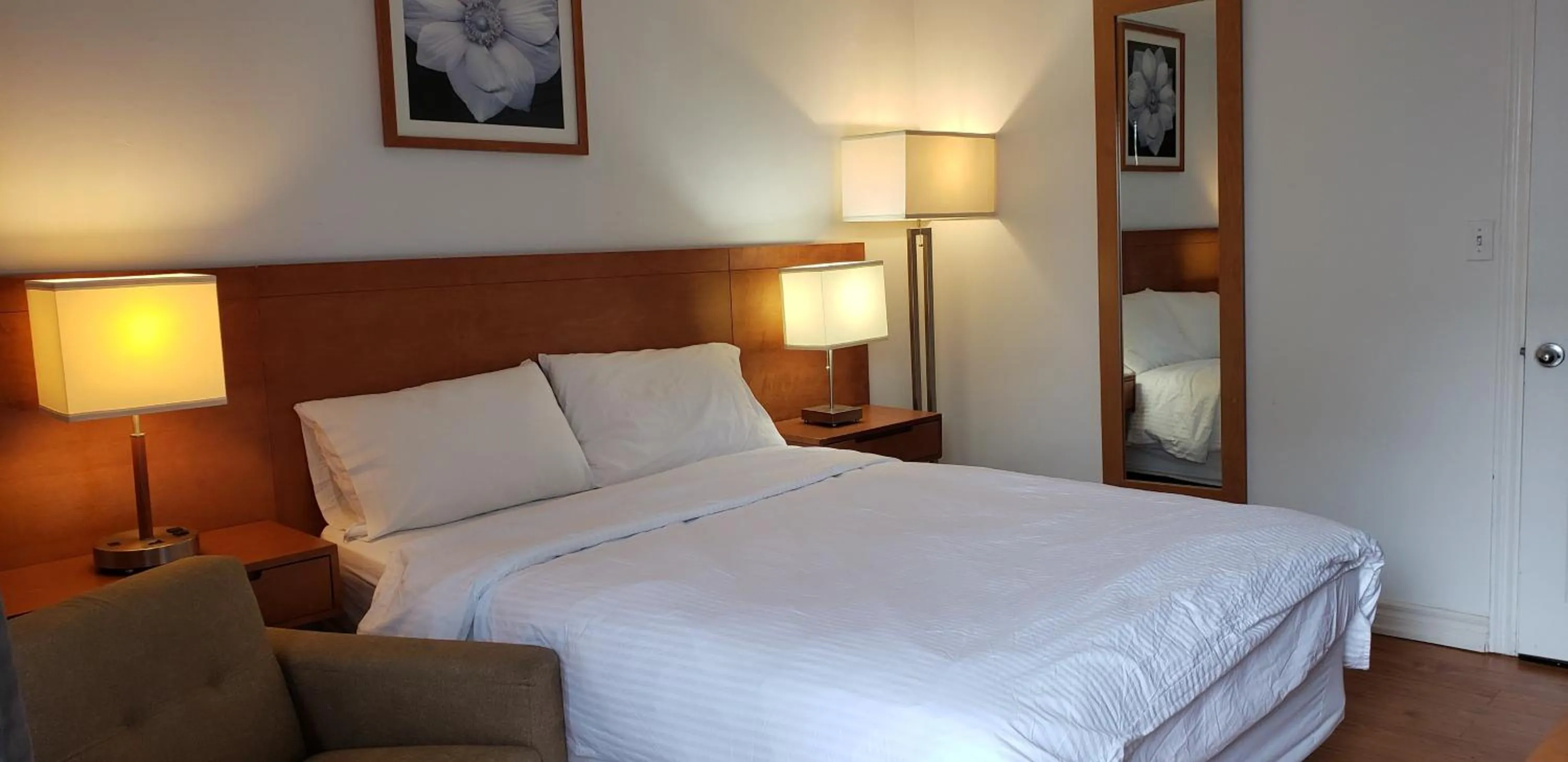 Bedroom, Bed in Niagara Inn