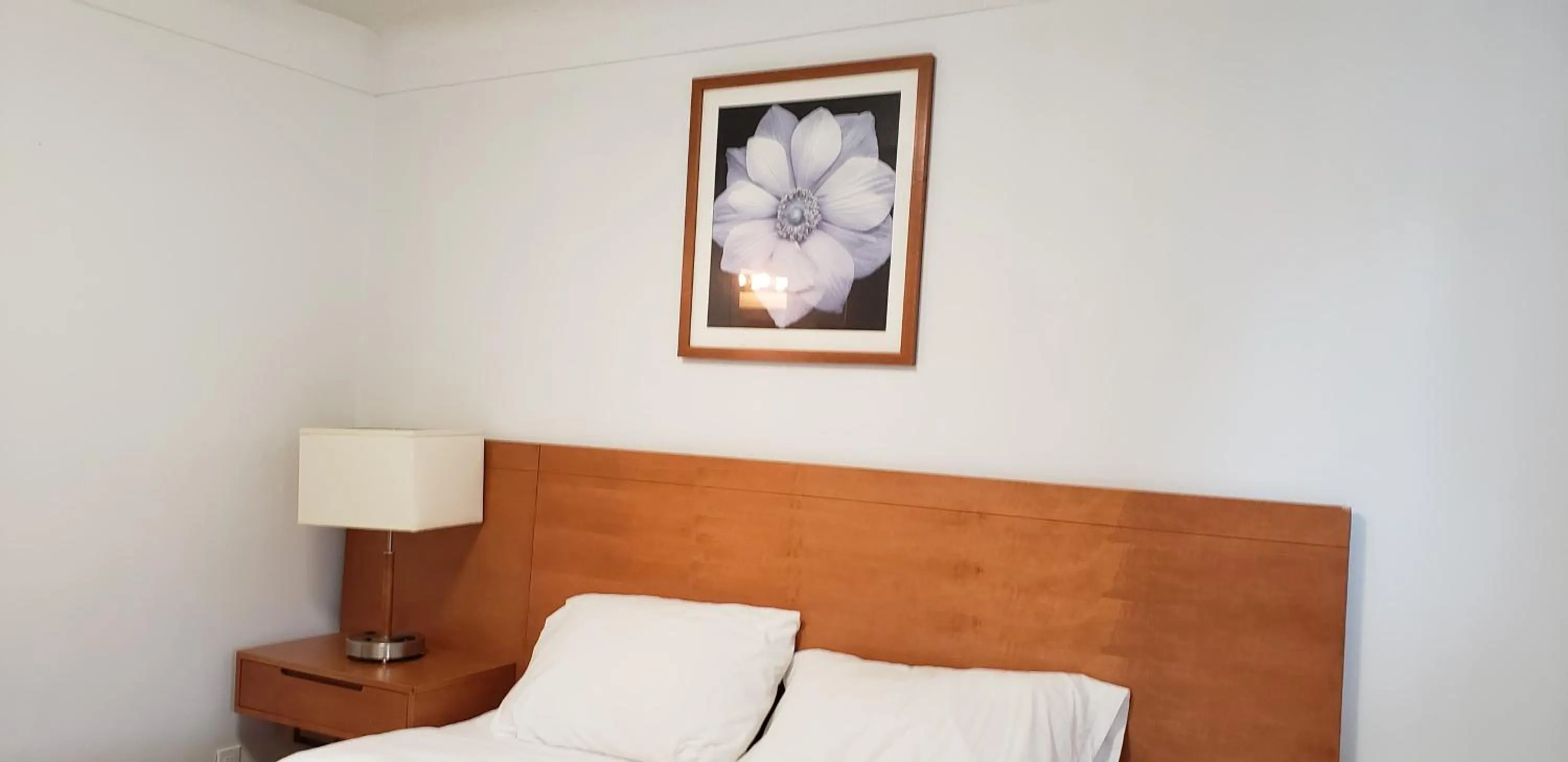 Toilet, Bed in Niagara Inn