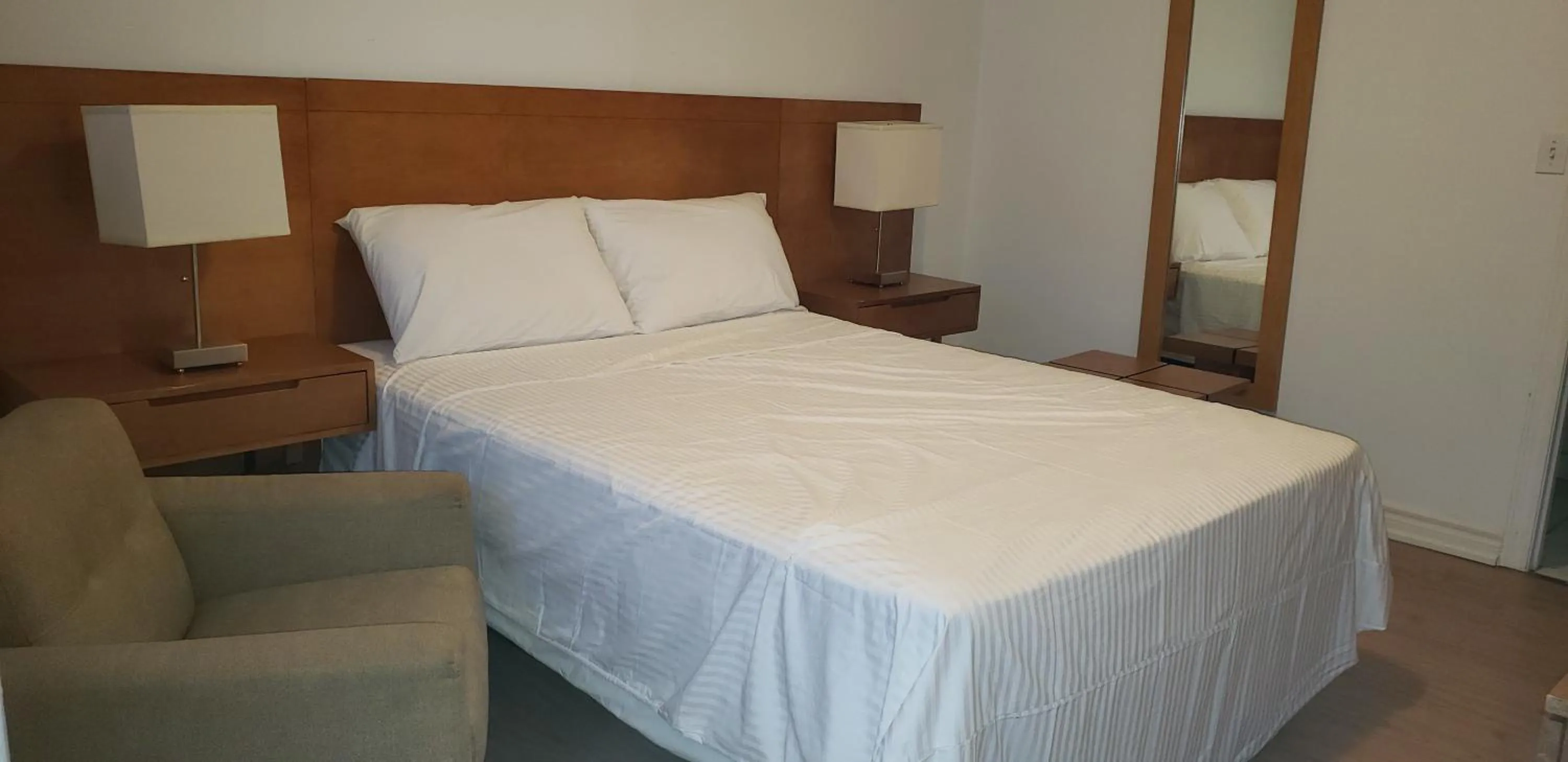 Bedroom, Bed in Niagara Inn