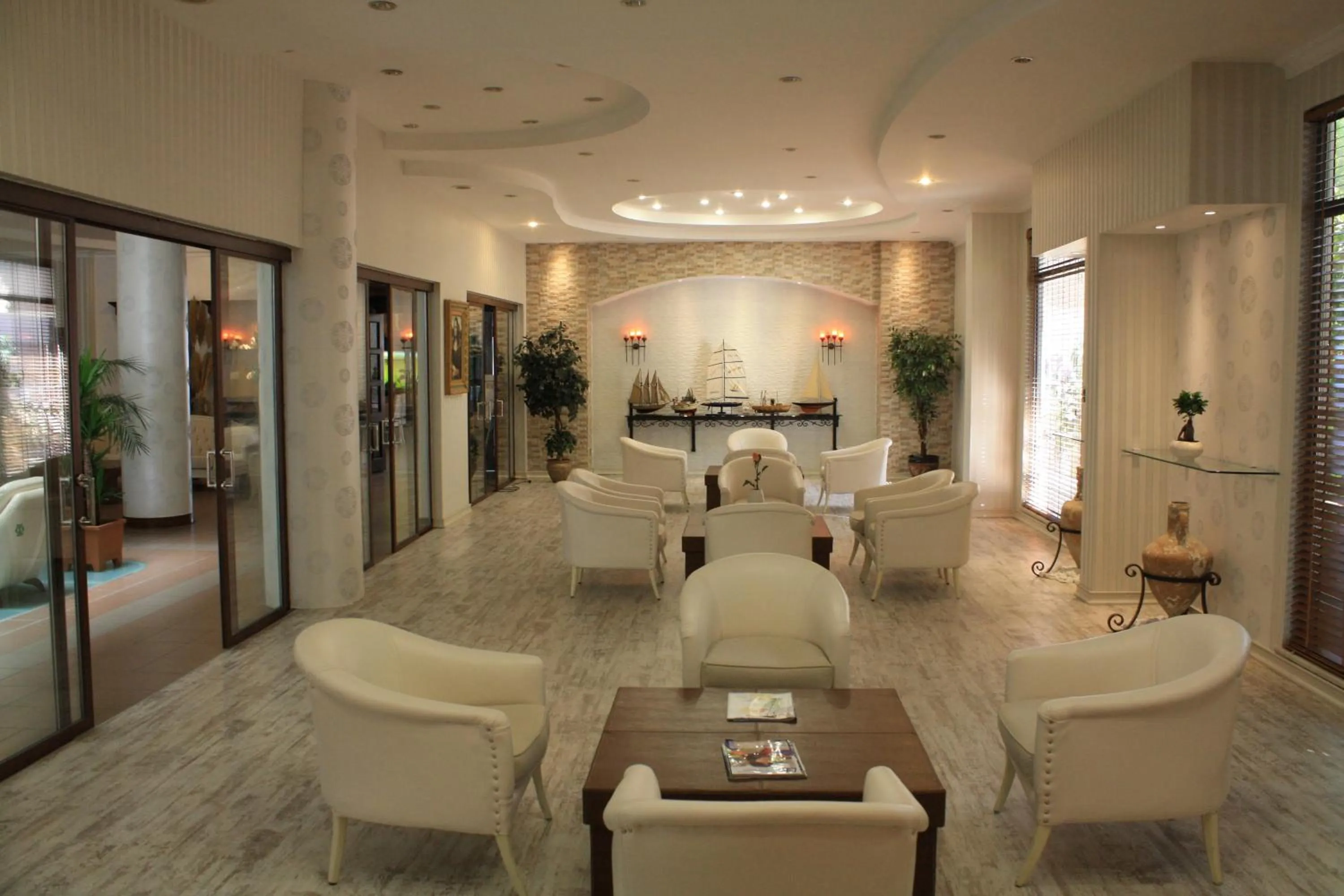 TV and multimedia in Romance Beach Hotel