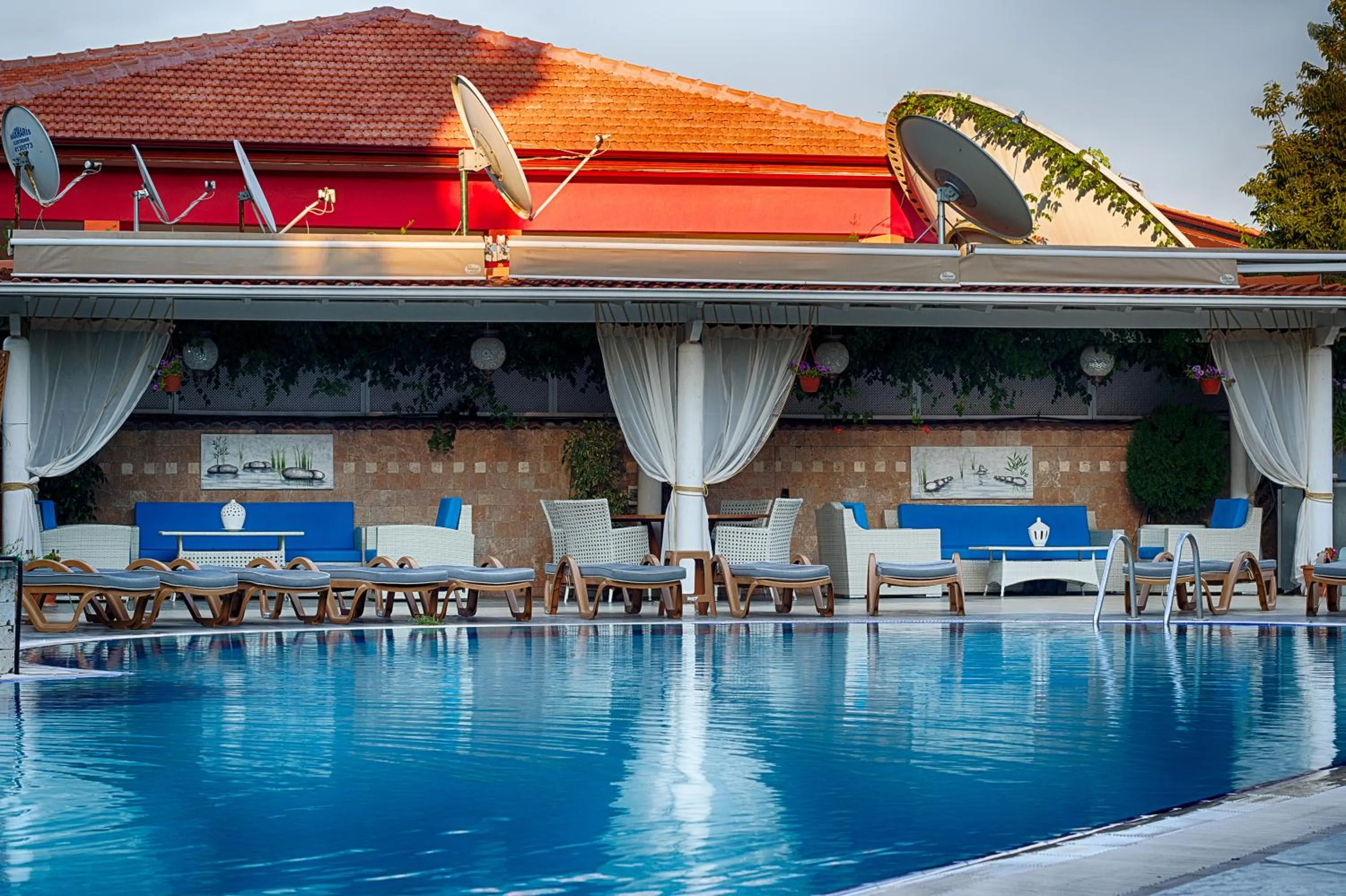 Restaurant/places to eat in Romance Beach Hotel