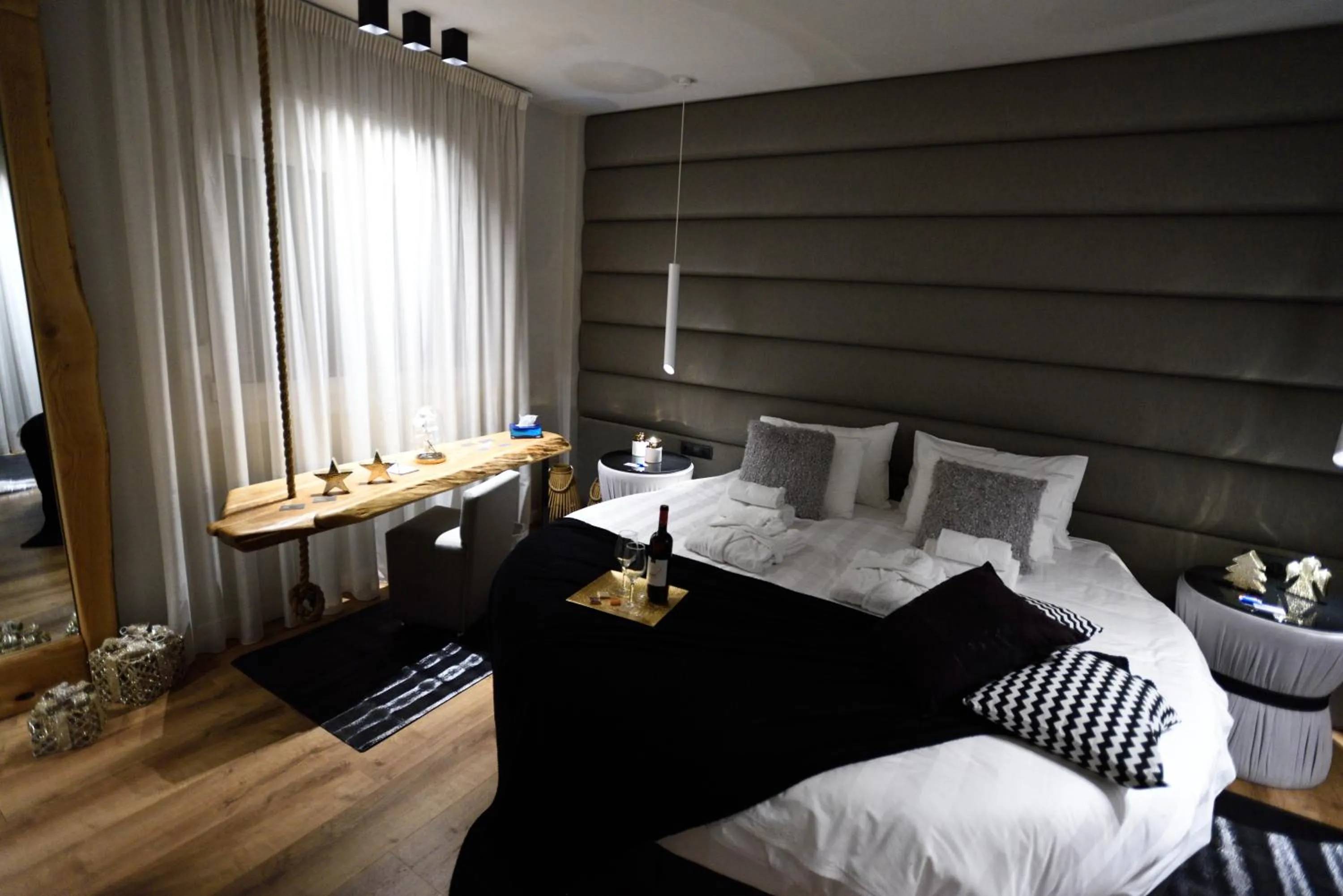 Bed in Magnifique Luxury Suites