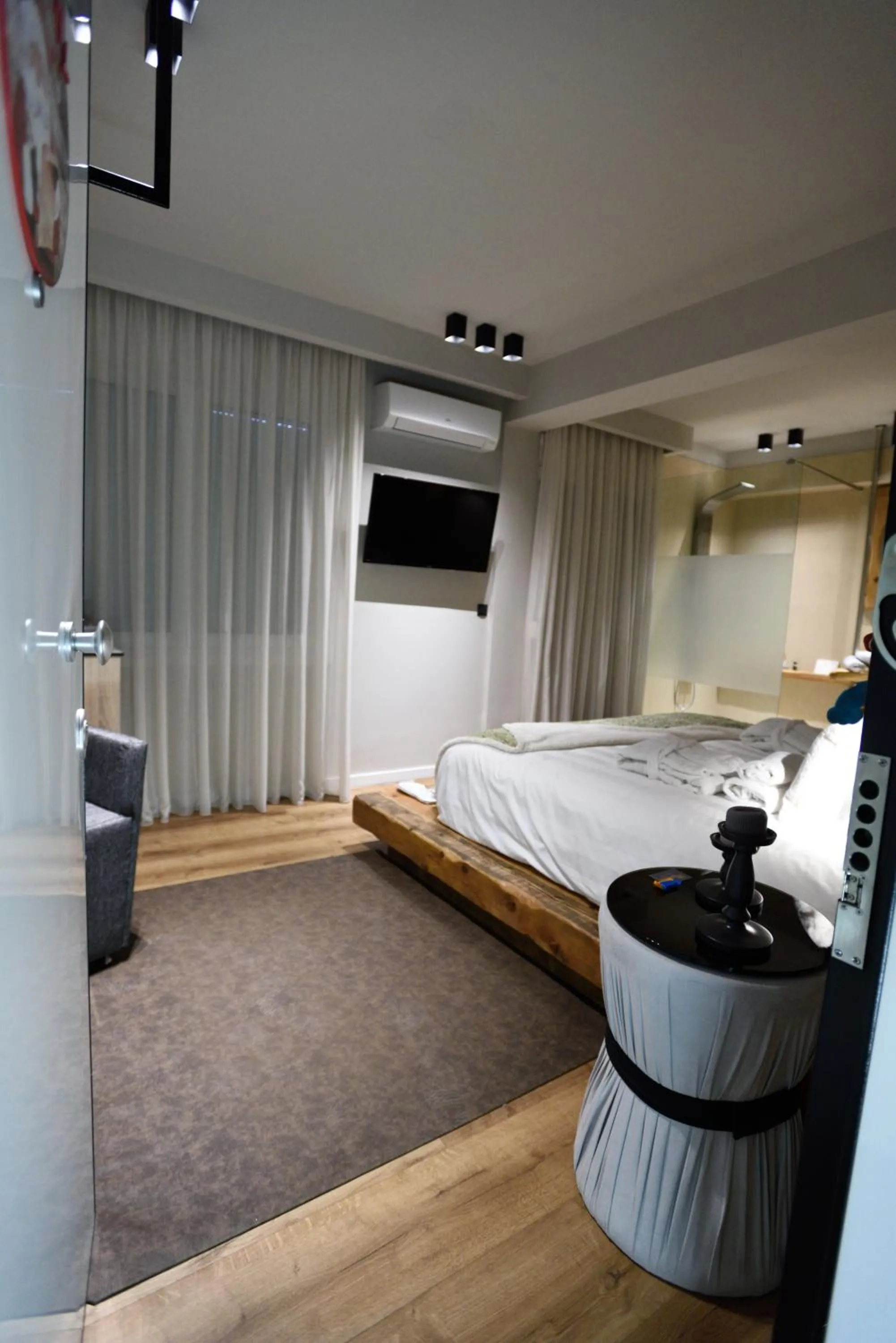 Bed in Magnifique Luxury Suites