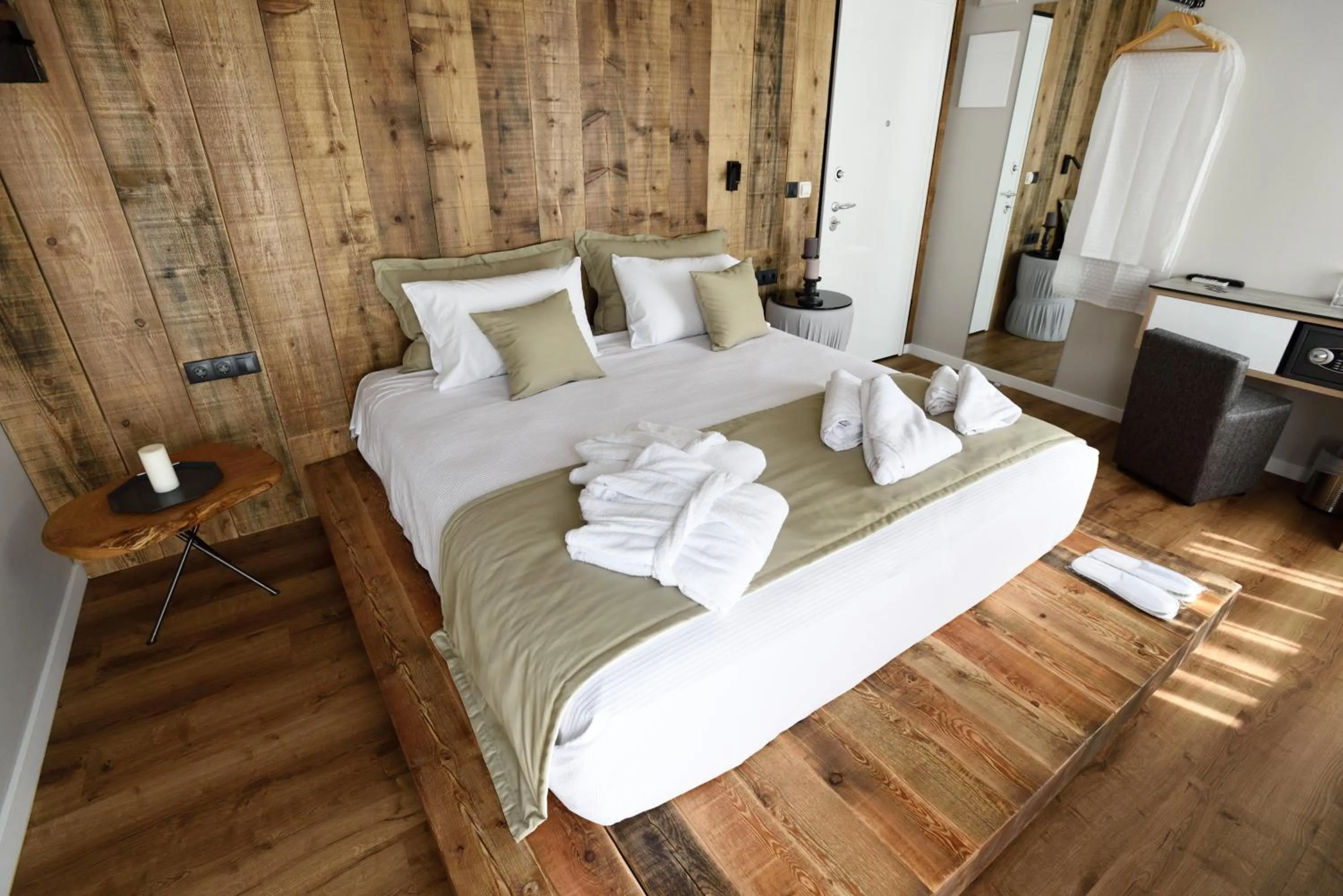 Bed in Magnifique Luxury Suites