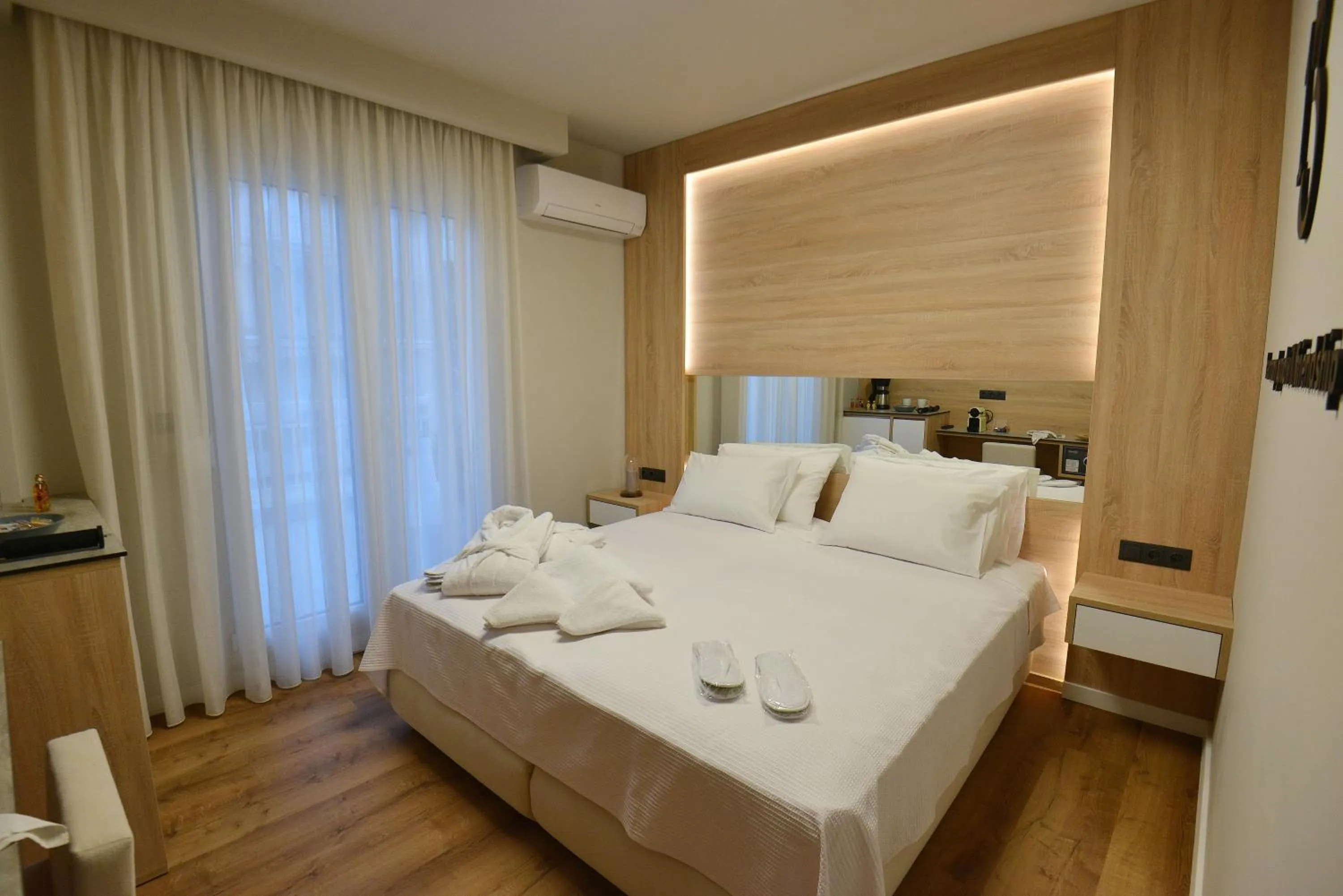 Bed in Magnifique Luxury Suites