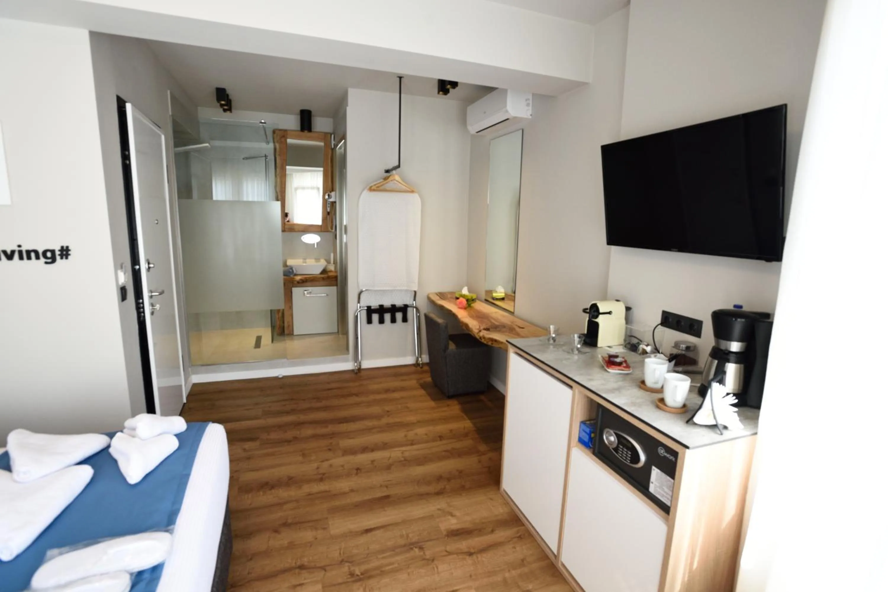 Bed in Magnifique Luxury Suites