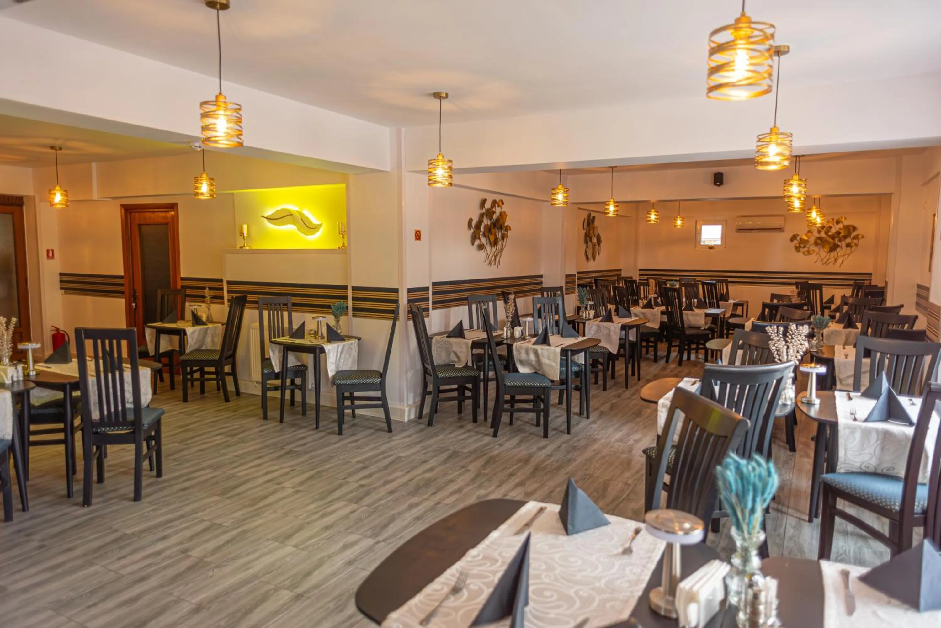 Restaurant/places to eat in Hotel Marea Neagra