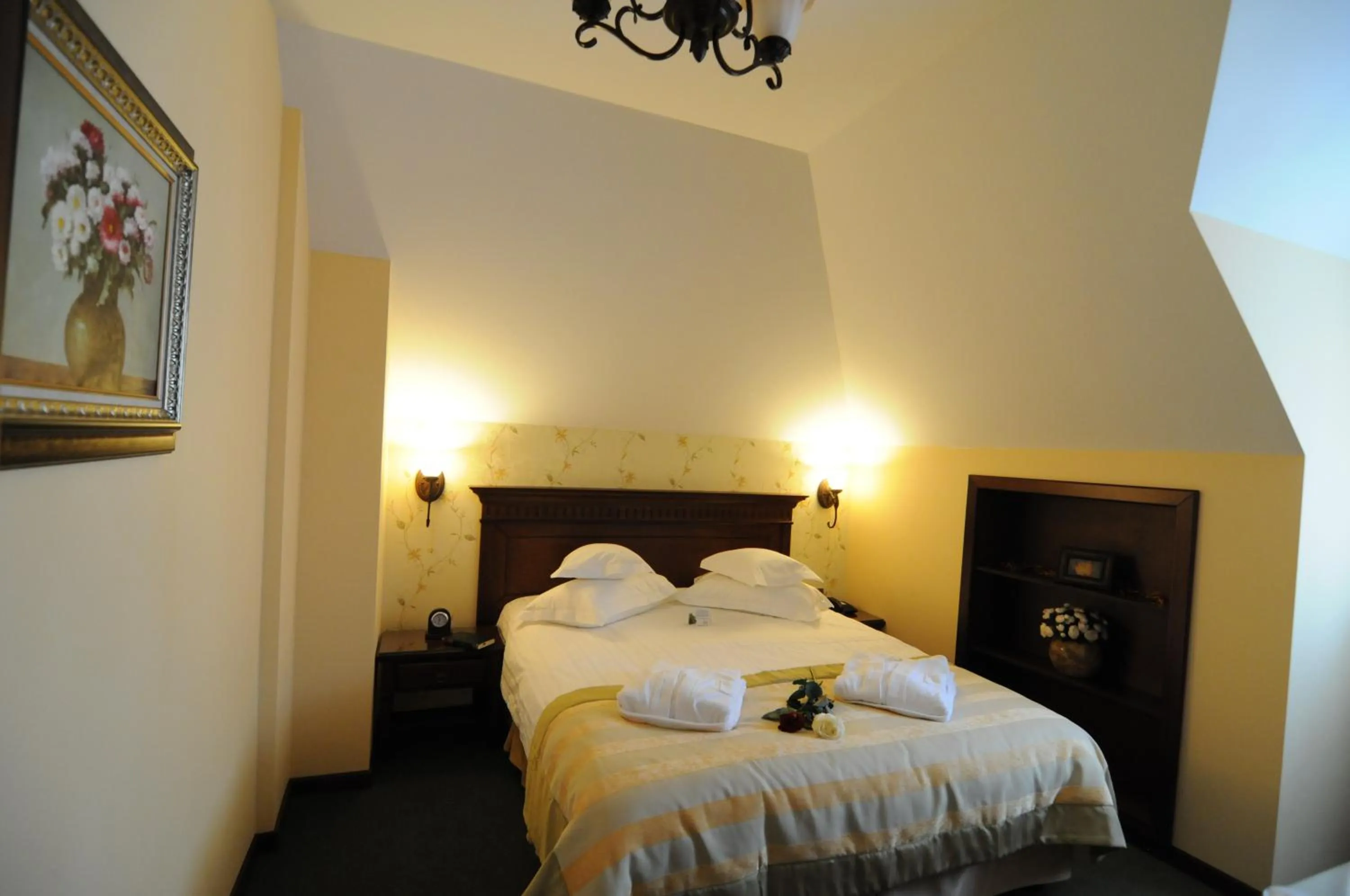 Seating area, Bed in Hotel Foisorul cu Flori