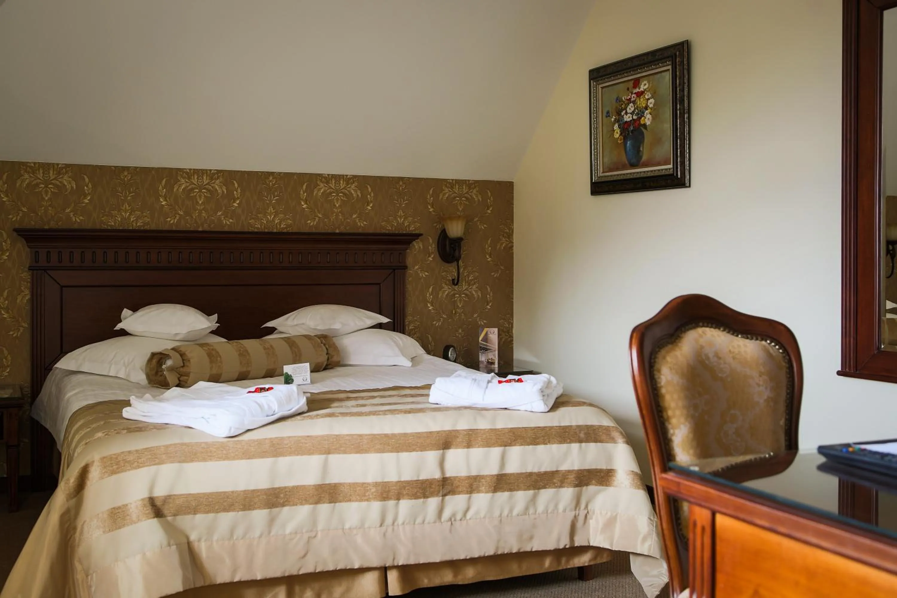 Photo of the whole room, Bed in Hotel Foisorul cu Flori