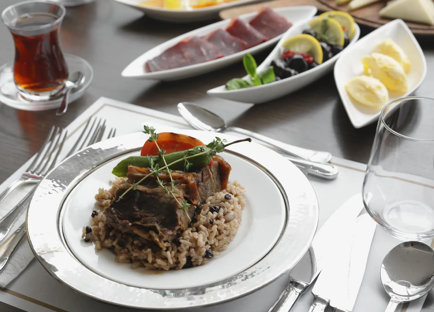 Restaurant/places to eat in Windsor Hotel & Convention Center Istanbul