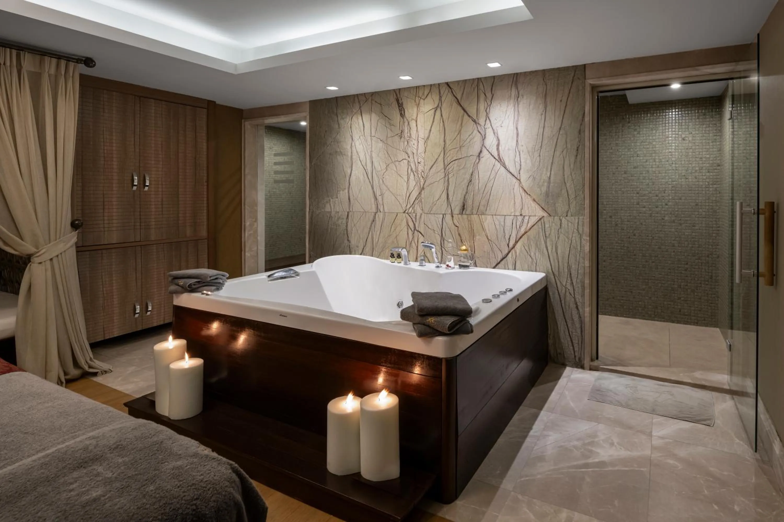 Bath, Bed in Windsor Hotel & Convention Center Istanbul
