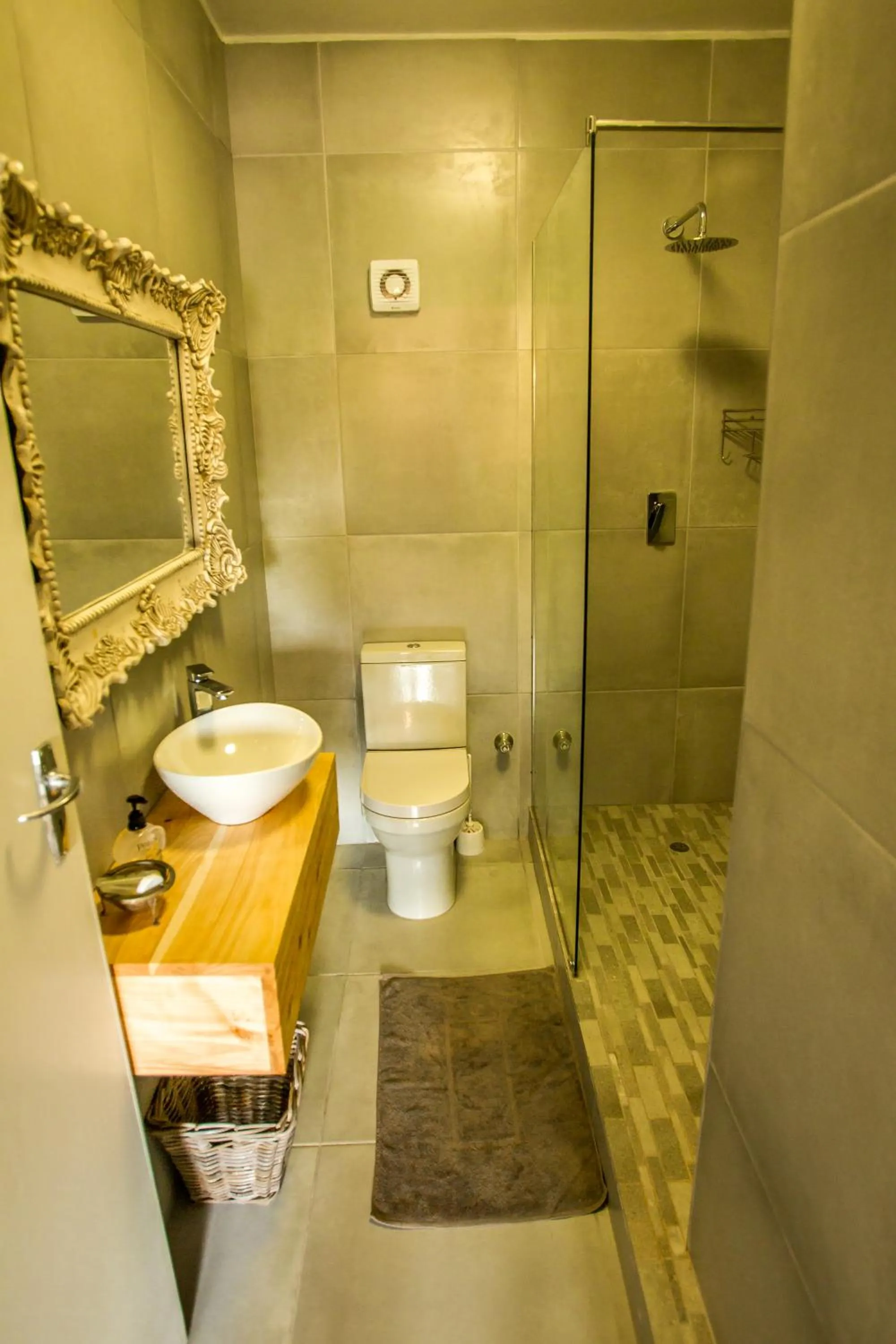 Bathroom in A Whale of a View Bed & Breakfast