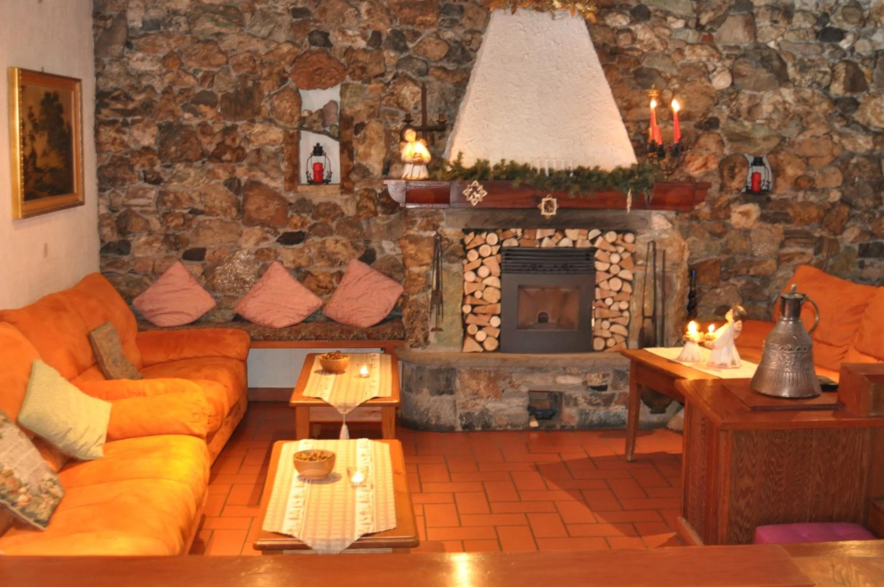 Communal lounge/ TV room in Hotel Flora Alpina