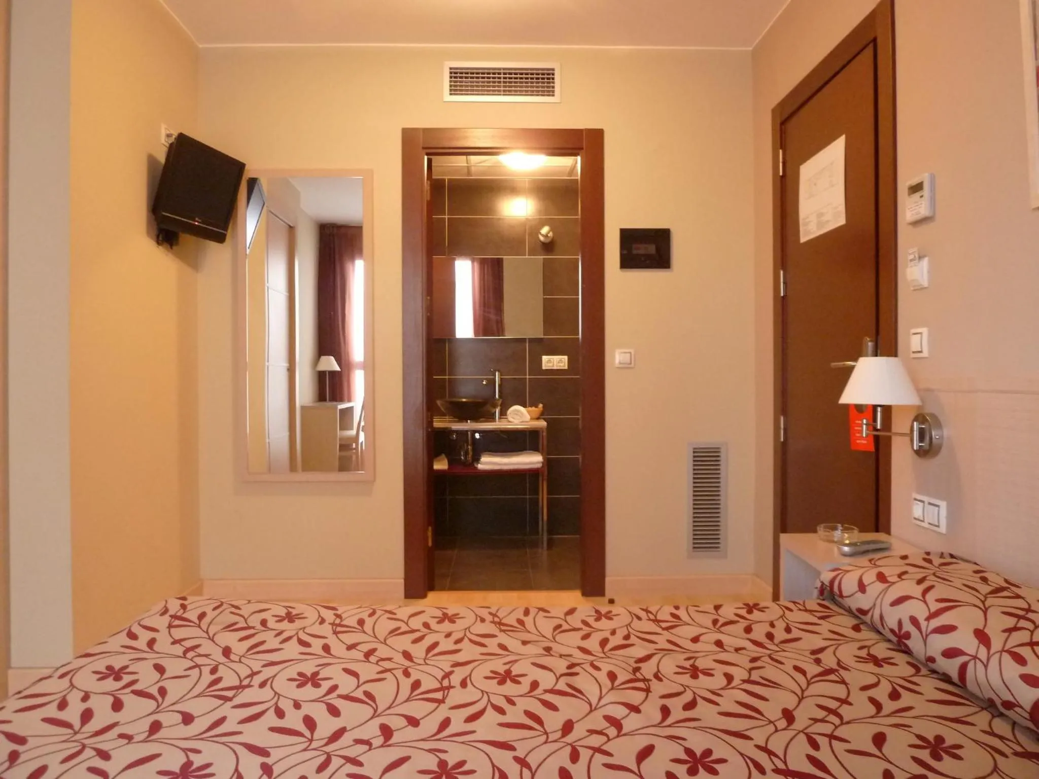 Shower, Bed in Arcohotel