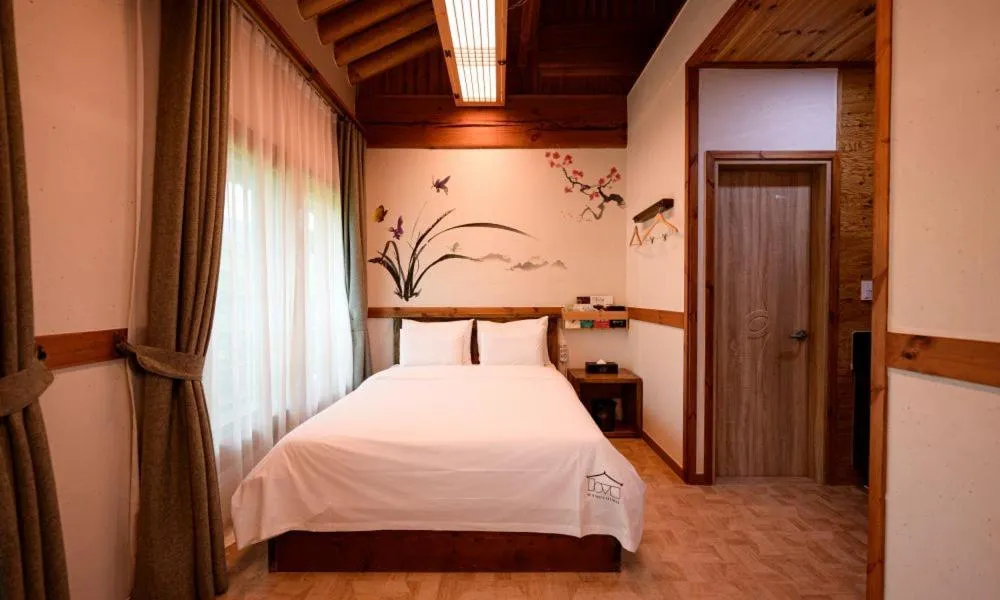 Bed in Jeonju Wangyijimil Hanok Hotel