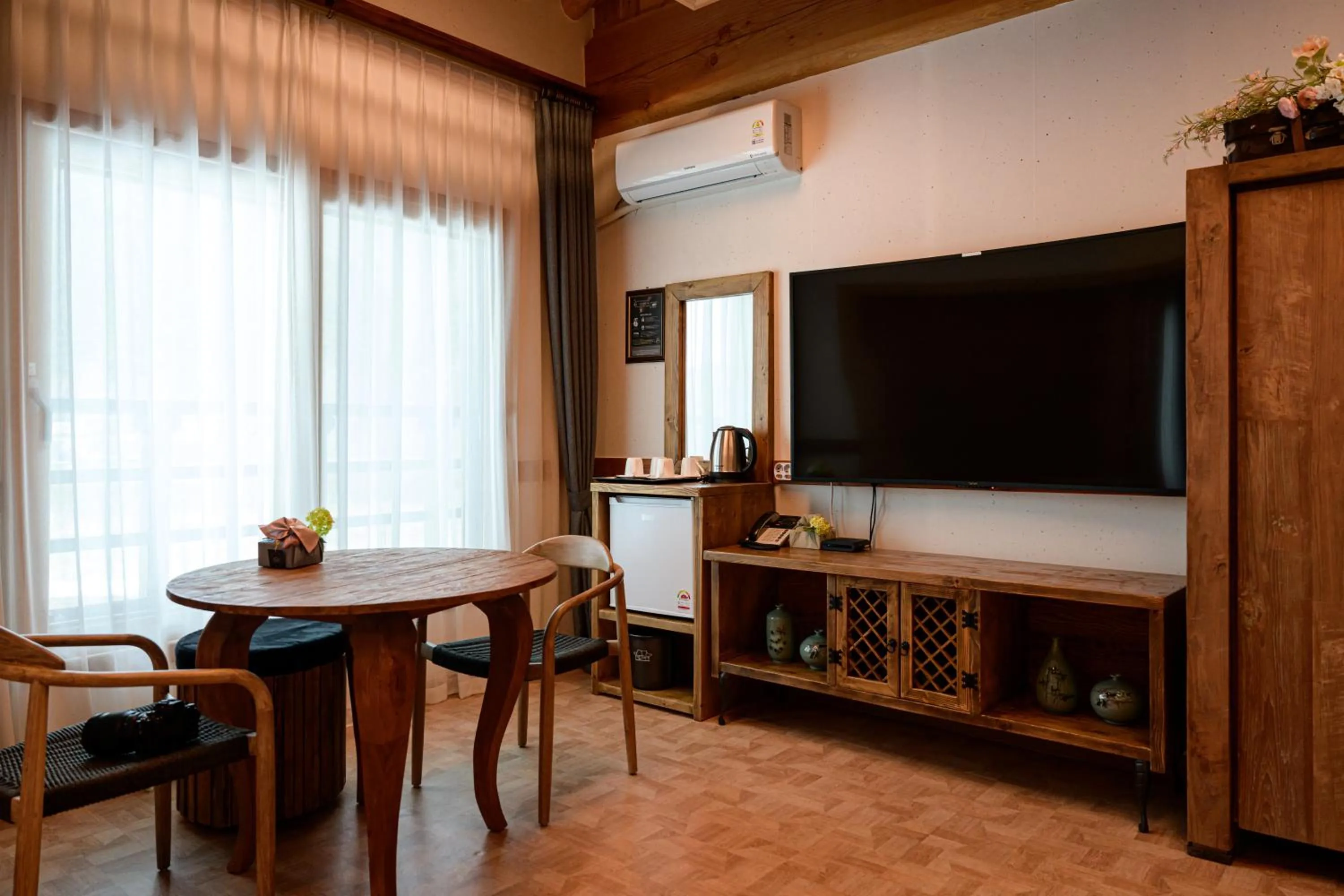 TV and multimedia in Royal Room of King Hotel