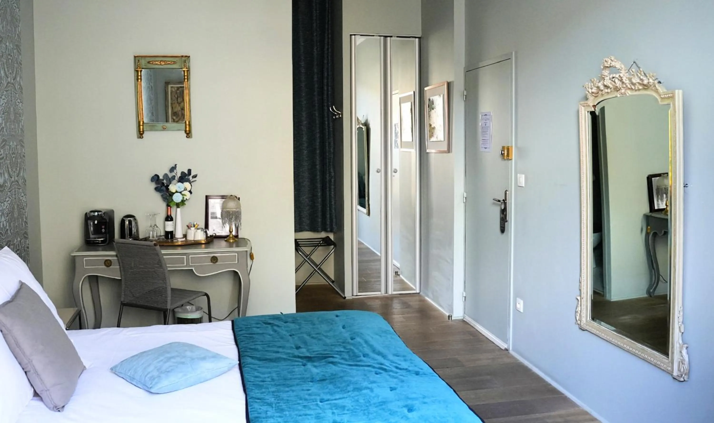 Photo of the whole room, Bed in Au Coeur de Bordeaux B&B