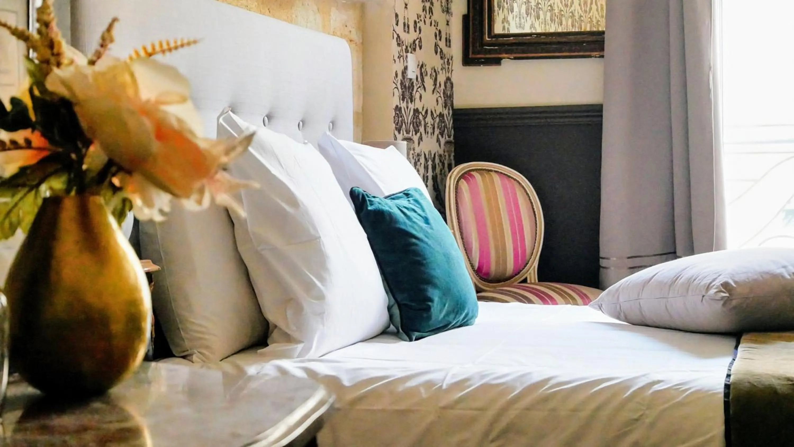 Bedroom, Bed in Au Coeur de Bordeaux B&B