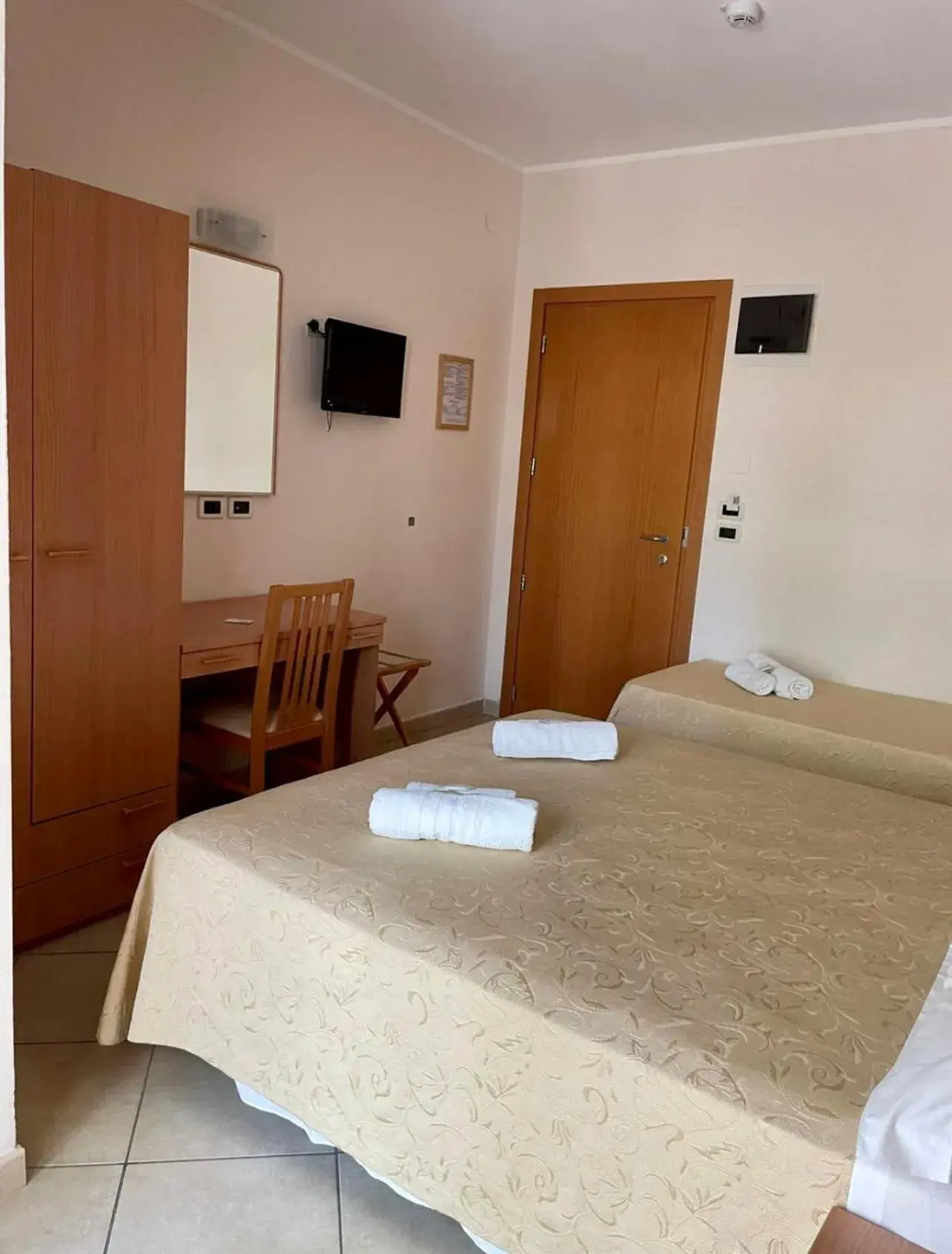 Triple Room in Hotel Favorita Triple Room in Hotel Favorita