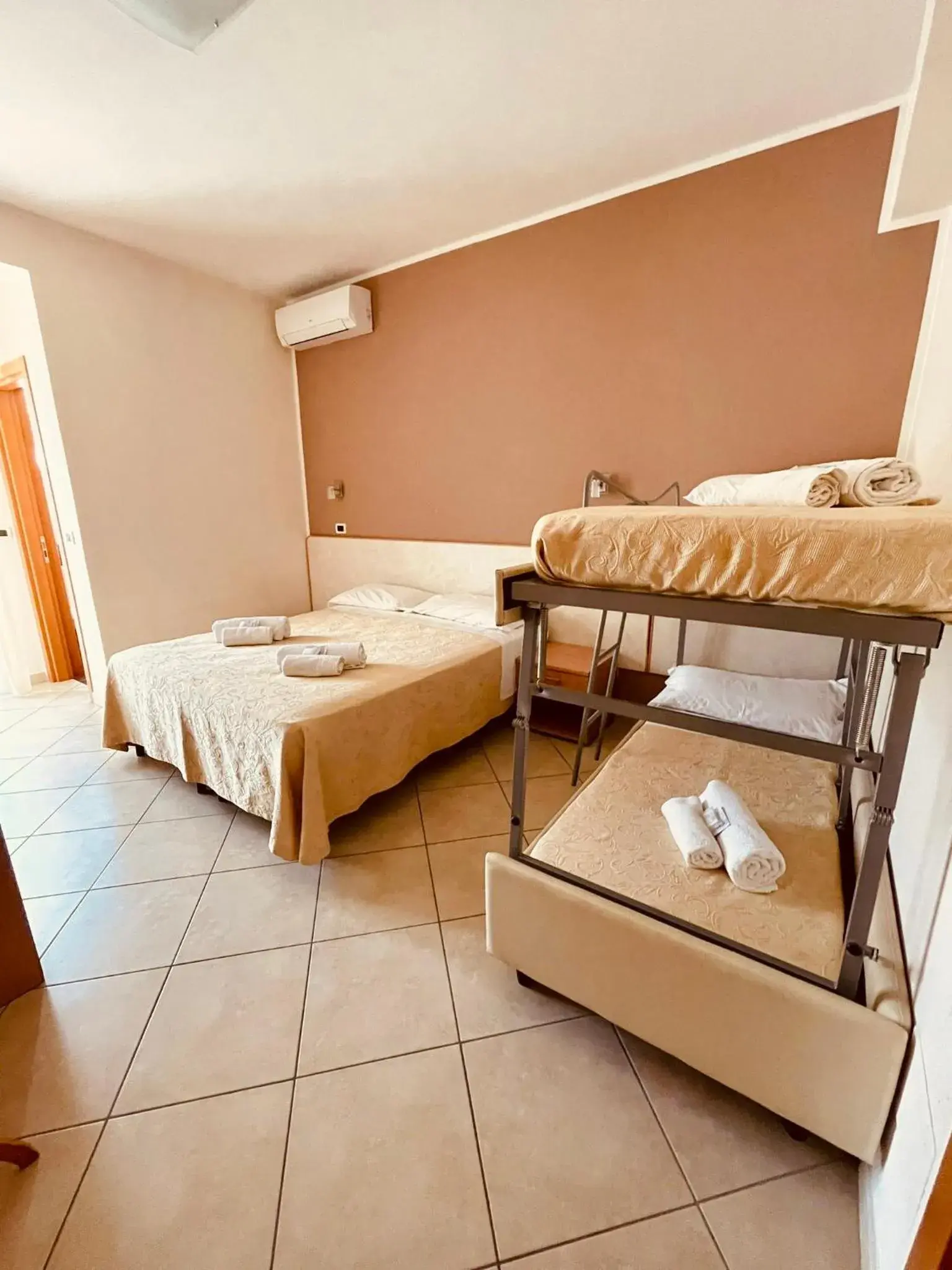 Classic Quadruple Room in Hotel Favorita Classic Quadruple Room in Hotel Favorita