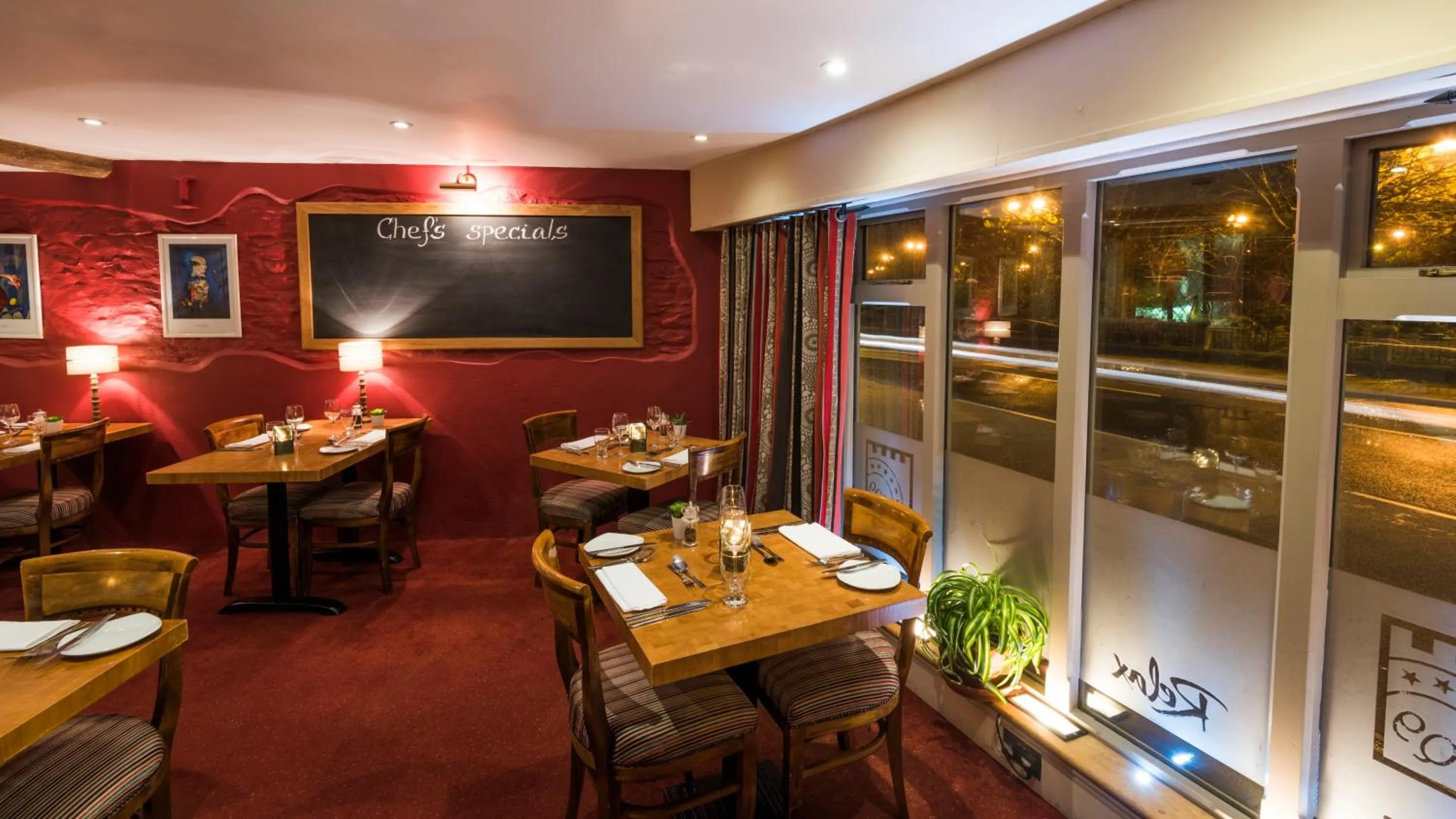 Restaurant/places to eat in Royal Seven Stars Hotel