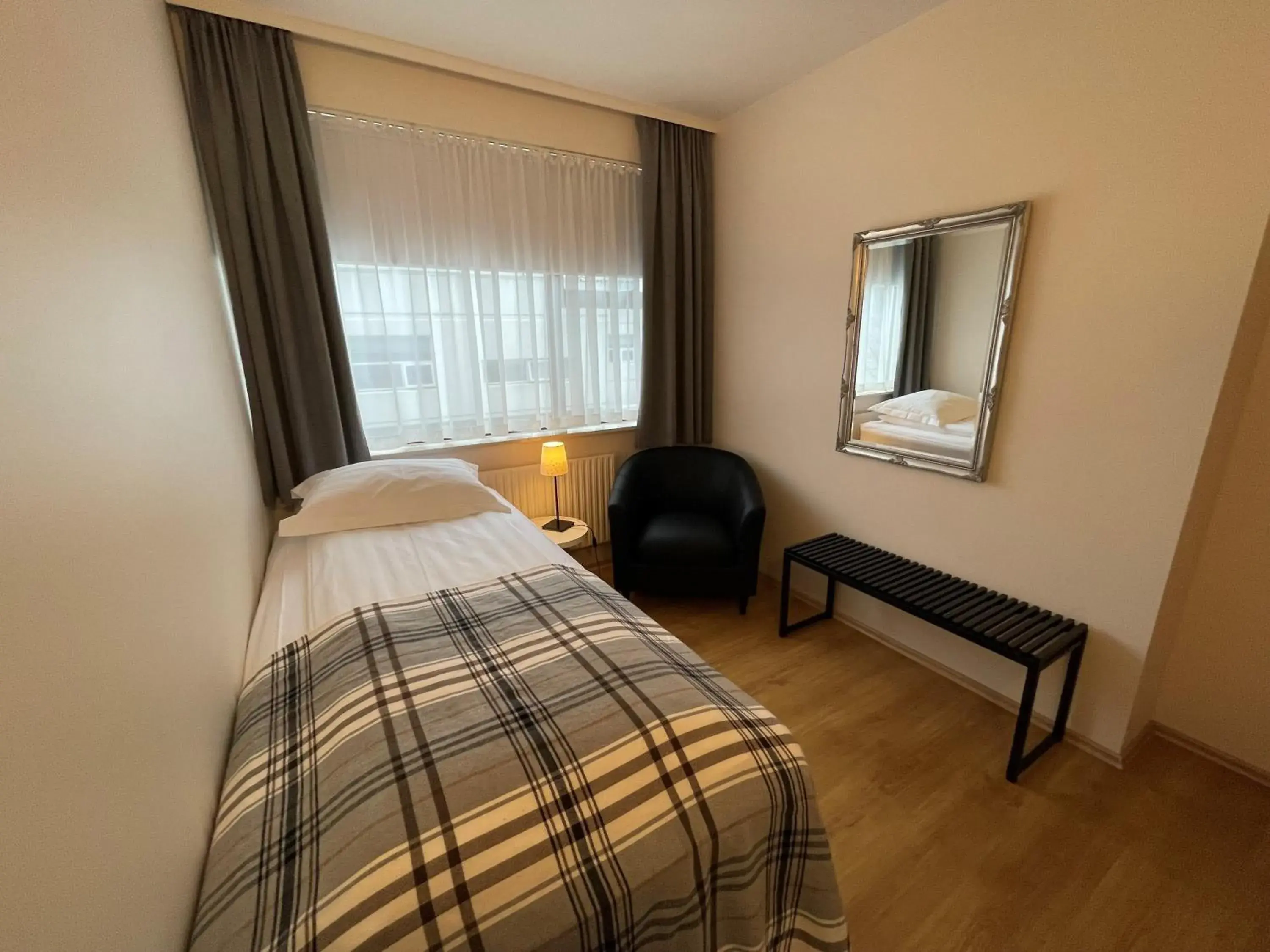 Basic Single Room with Shared Bathroom in Guesthouse Sunna Basic Single Room with Shared Bathroom in Guesthouse Sunna