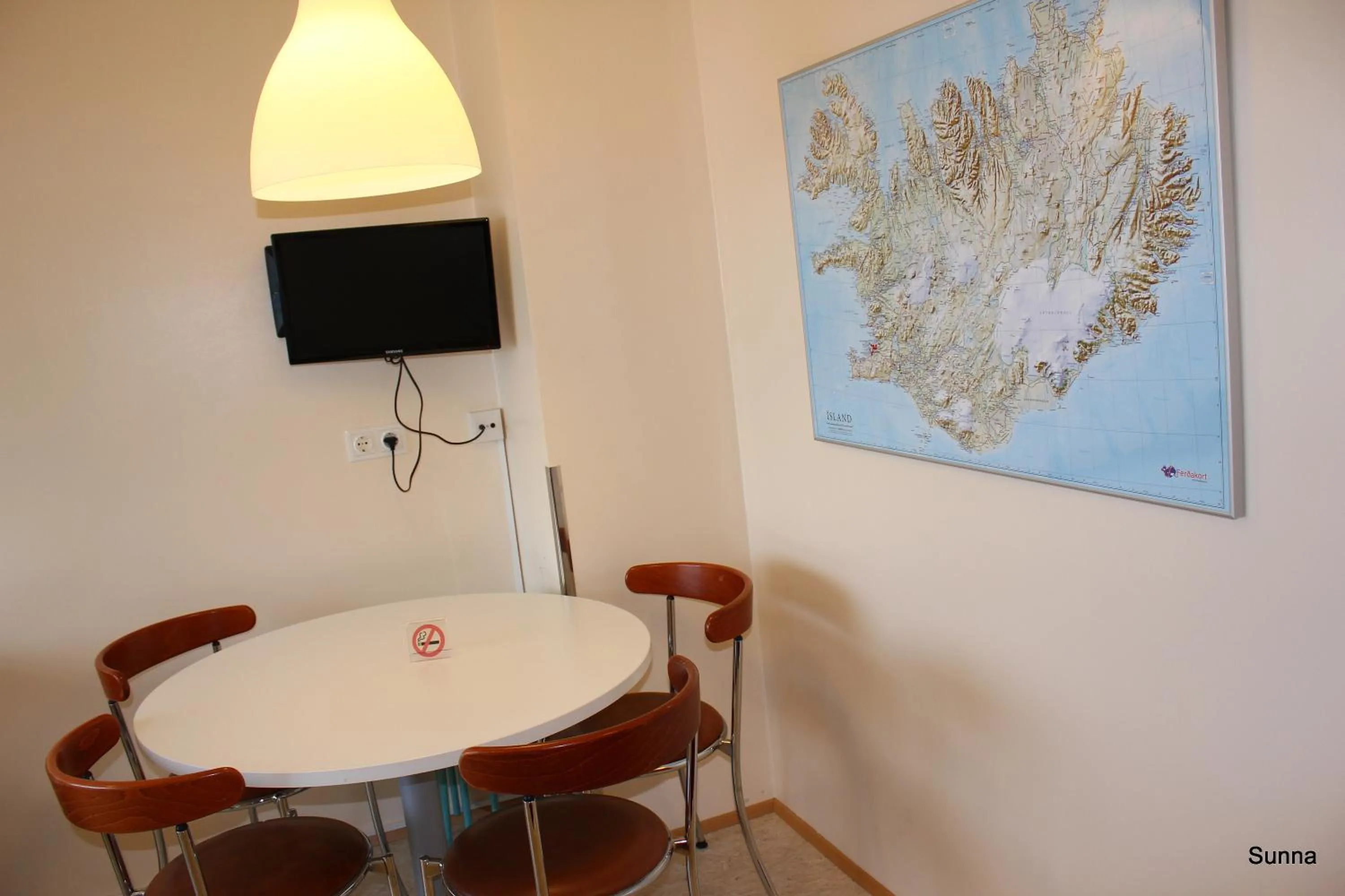 Communal lounge/ TV room in Guesthouse Sunna