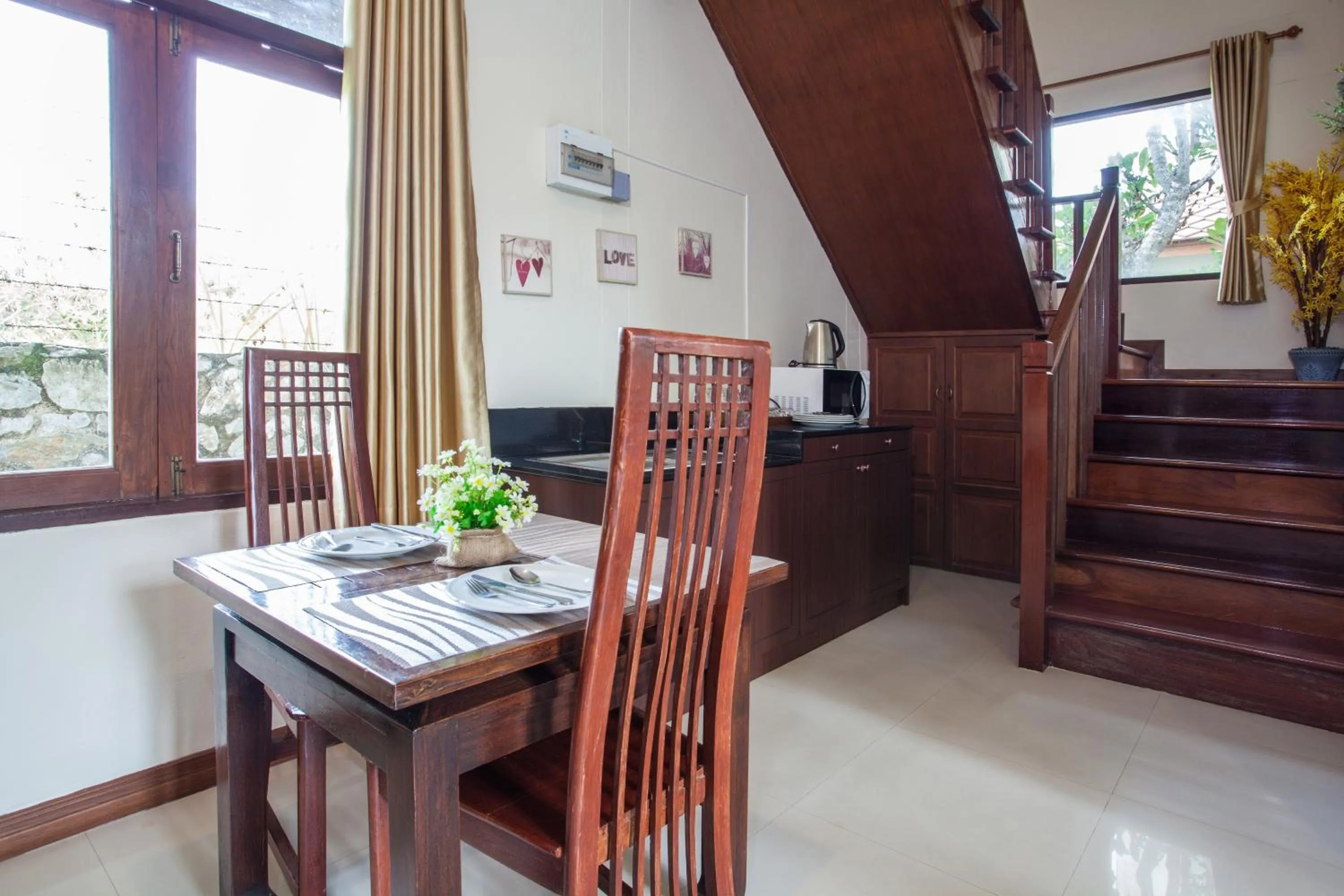 Dining area in Achawalai Residence Village By Song