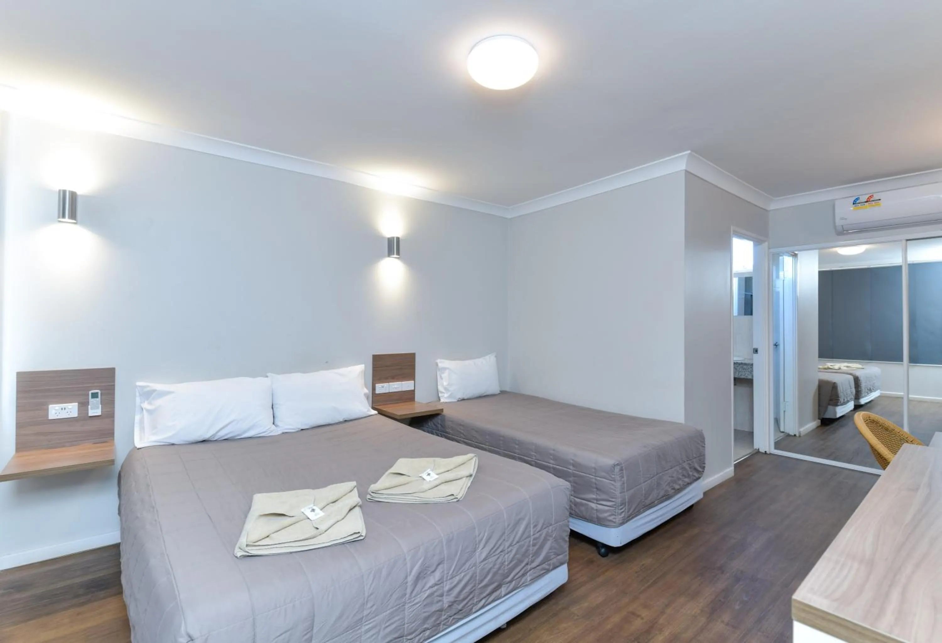 Bedroom, Bed in Platinum Motel