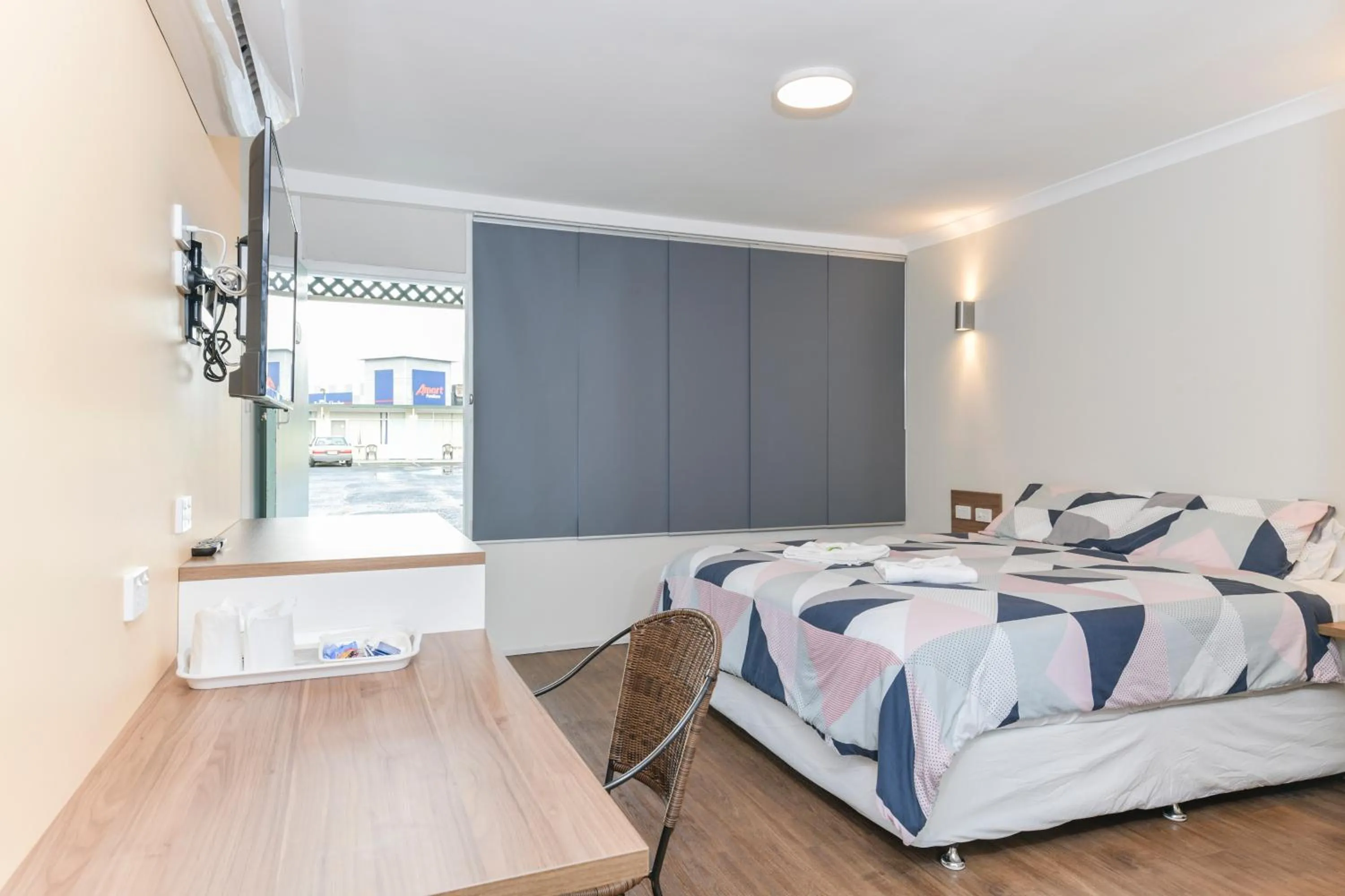 Bedroom, Bed in Platinum Motel