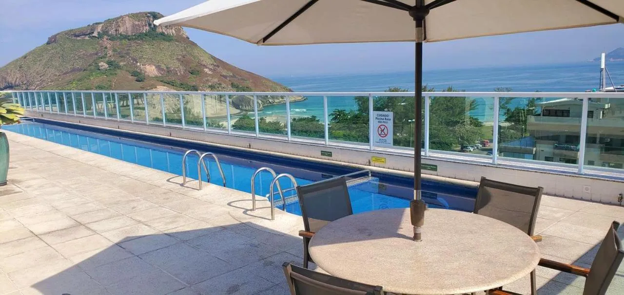 Swimming pool in Atlantico Sul Hotel