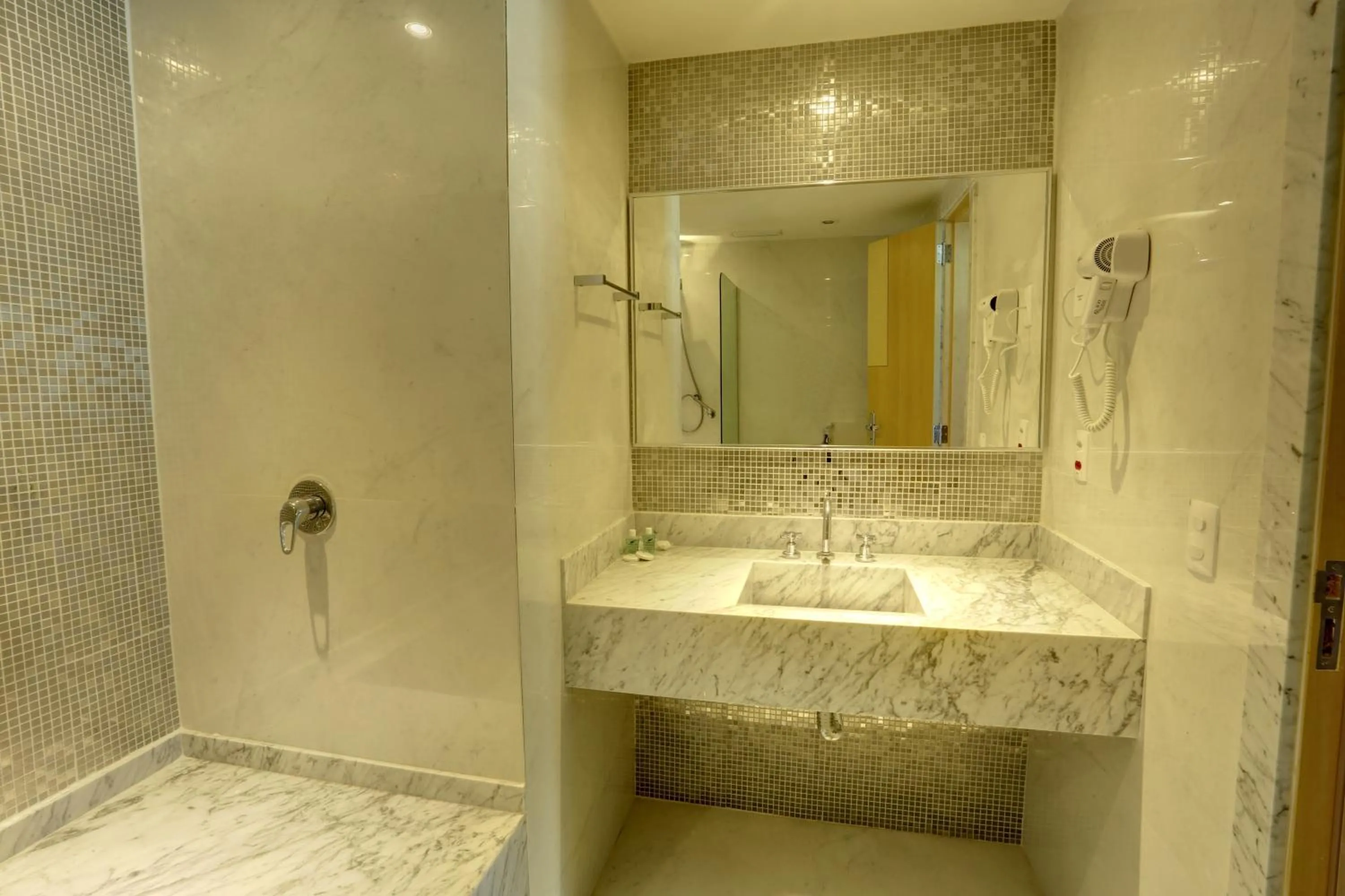 Bathroom in Atlantico Sul Hotel