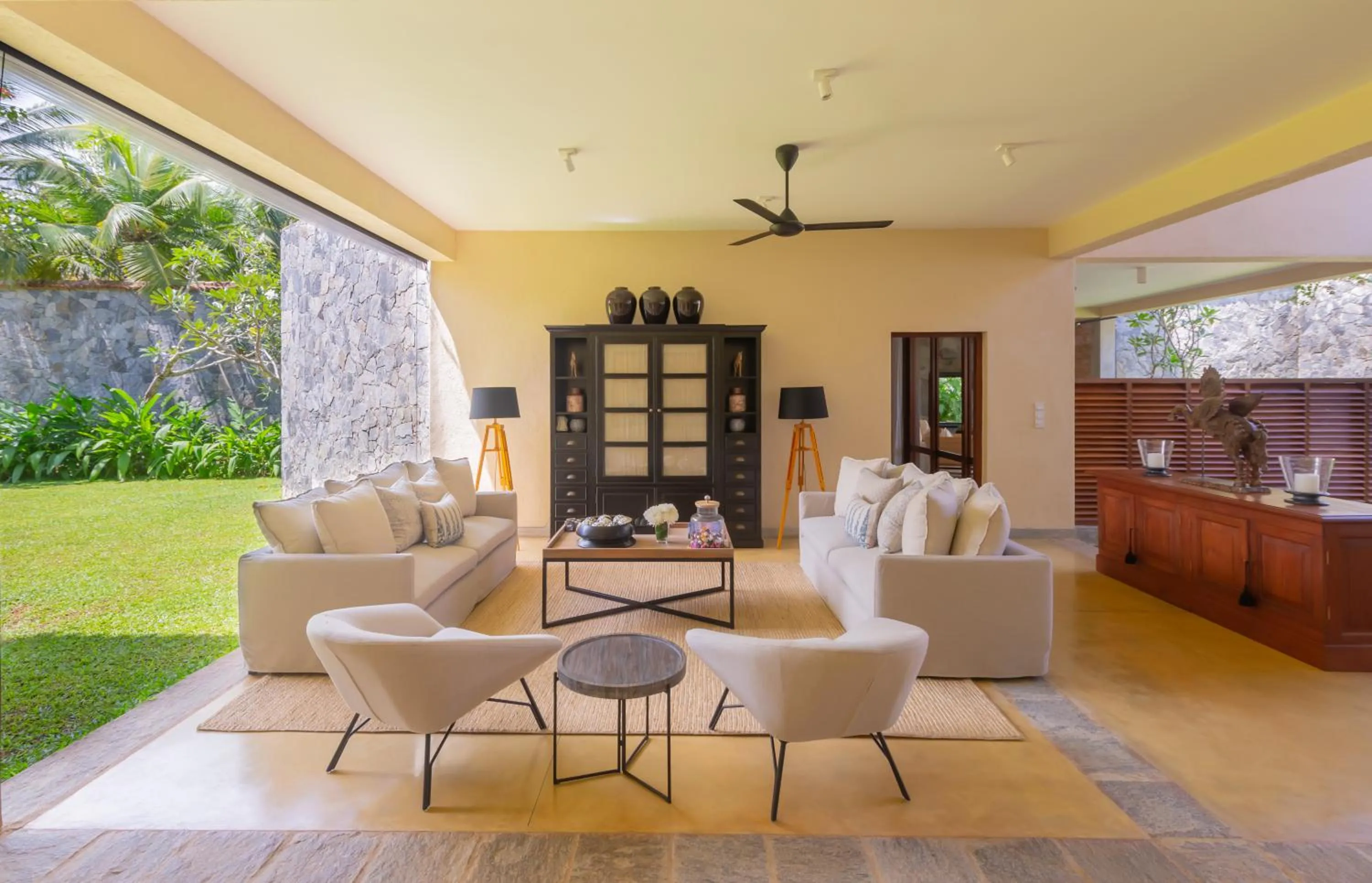 Communal lounge/ TV room in Taru Villas The Long House - Bentota