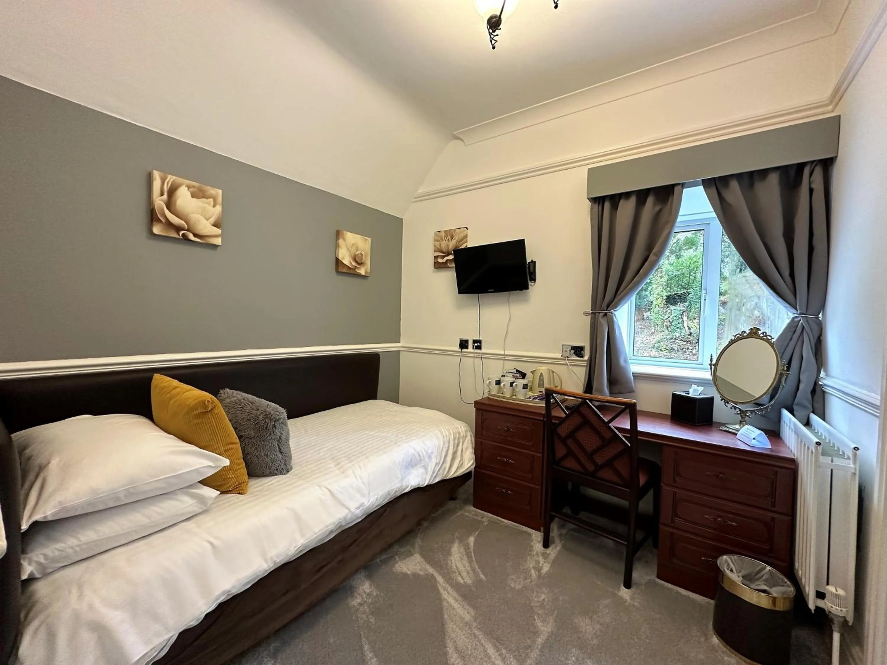Bedroom, Bed in Craig-y-Dderwen Riverside Hotel
