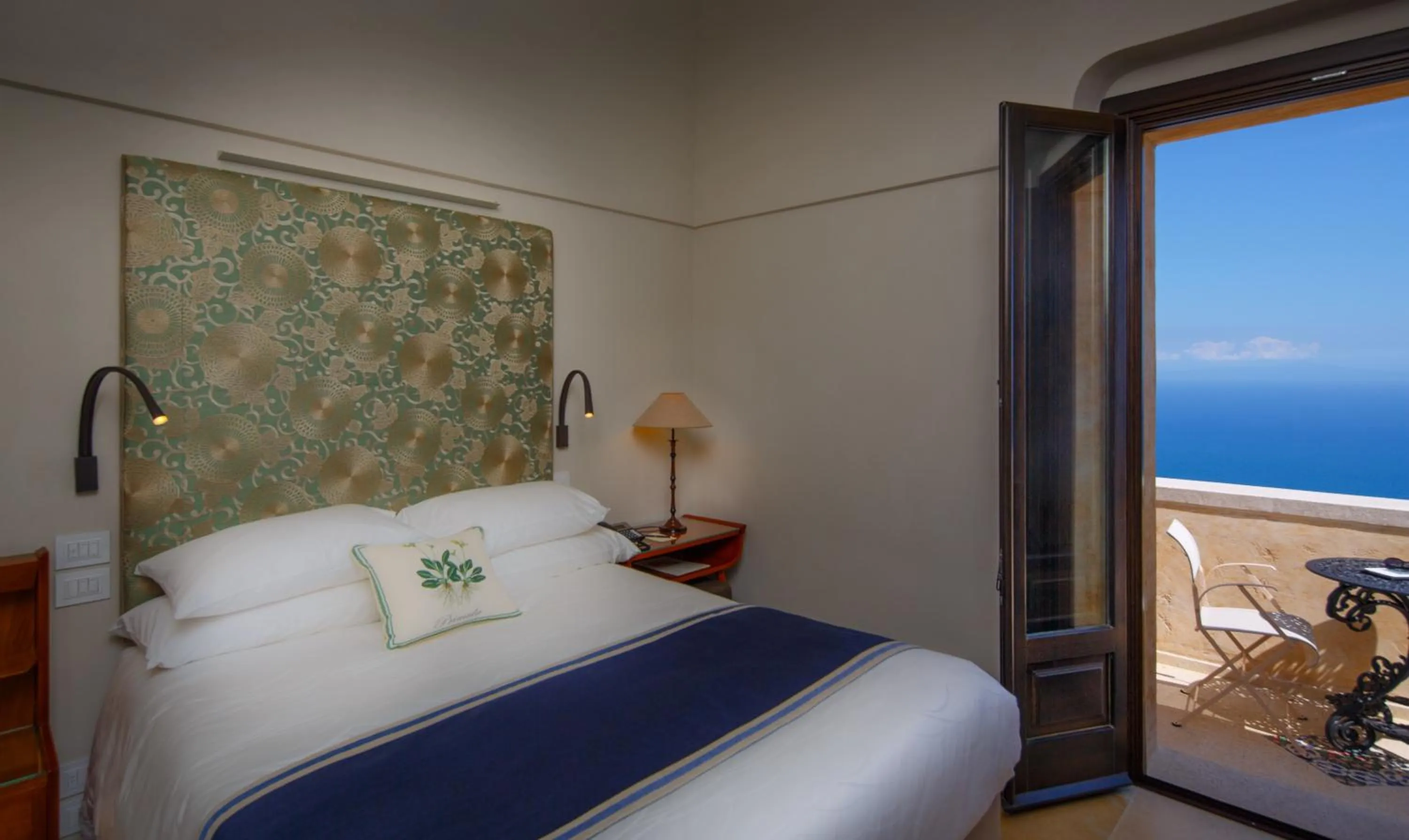 Bed in Monastero Santa Rosa Hotel & Spa