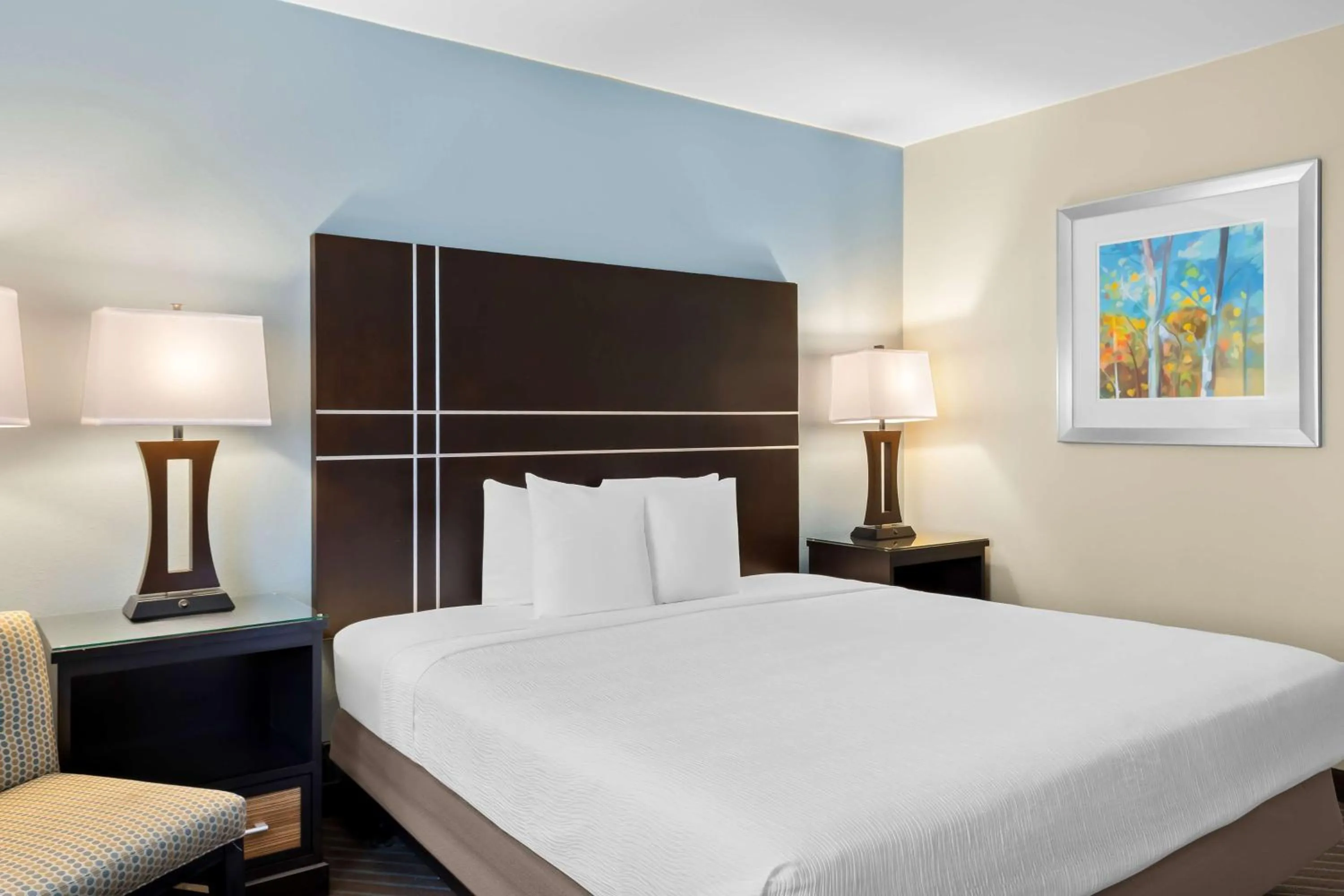 Bedroom, Bed in Best Western Newport Inn