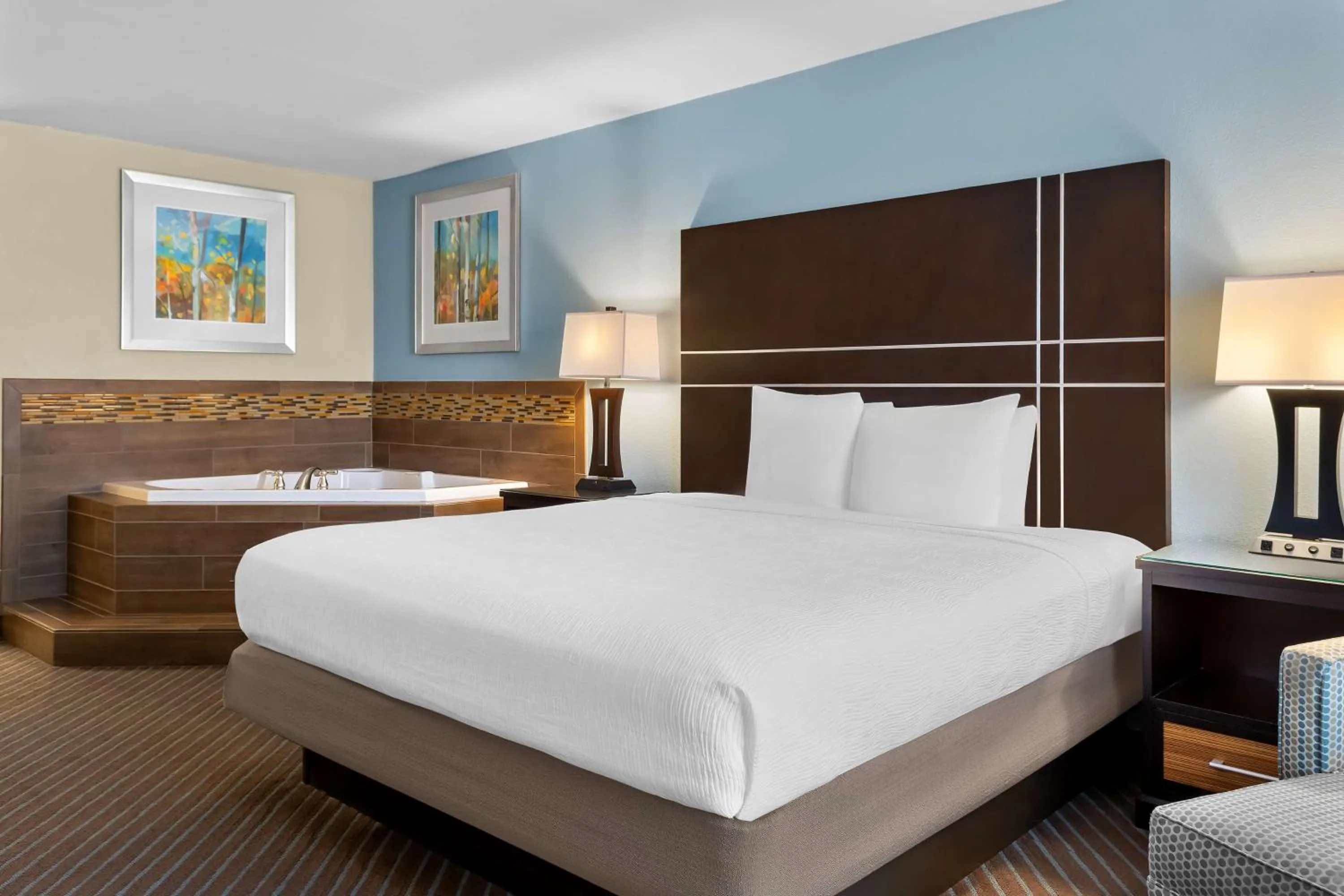 Bedroom, Bed in Best Western Newport Inn