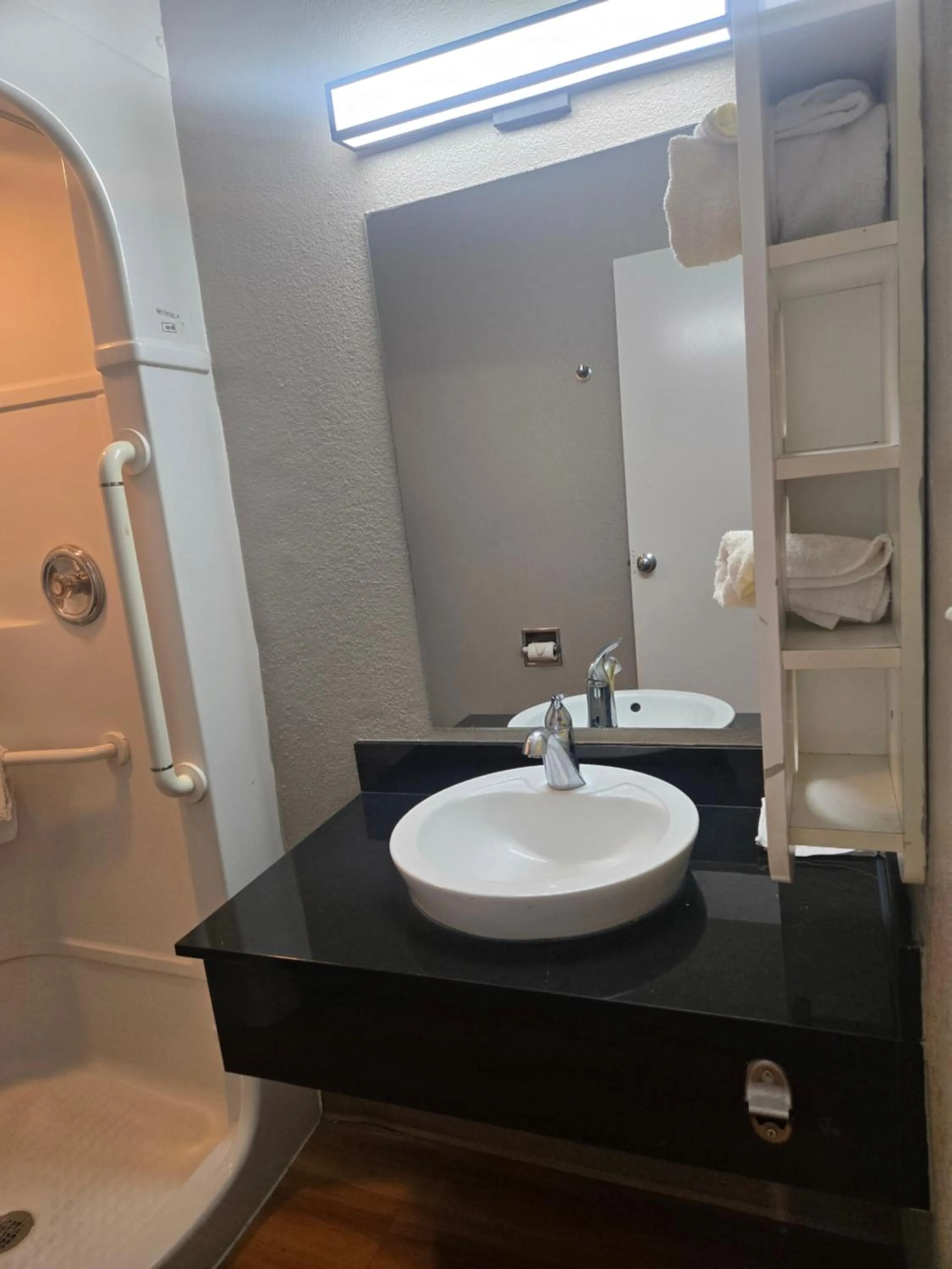 Bathroom in Park Inn by Radisson, Tracy