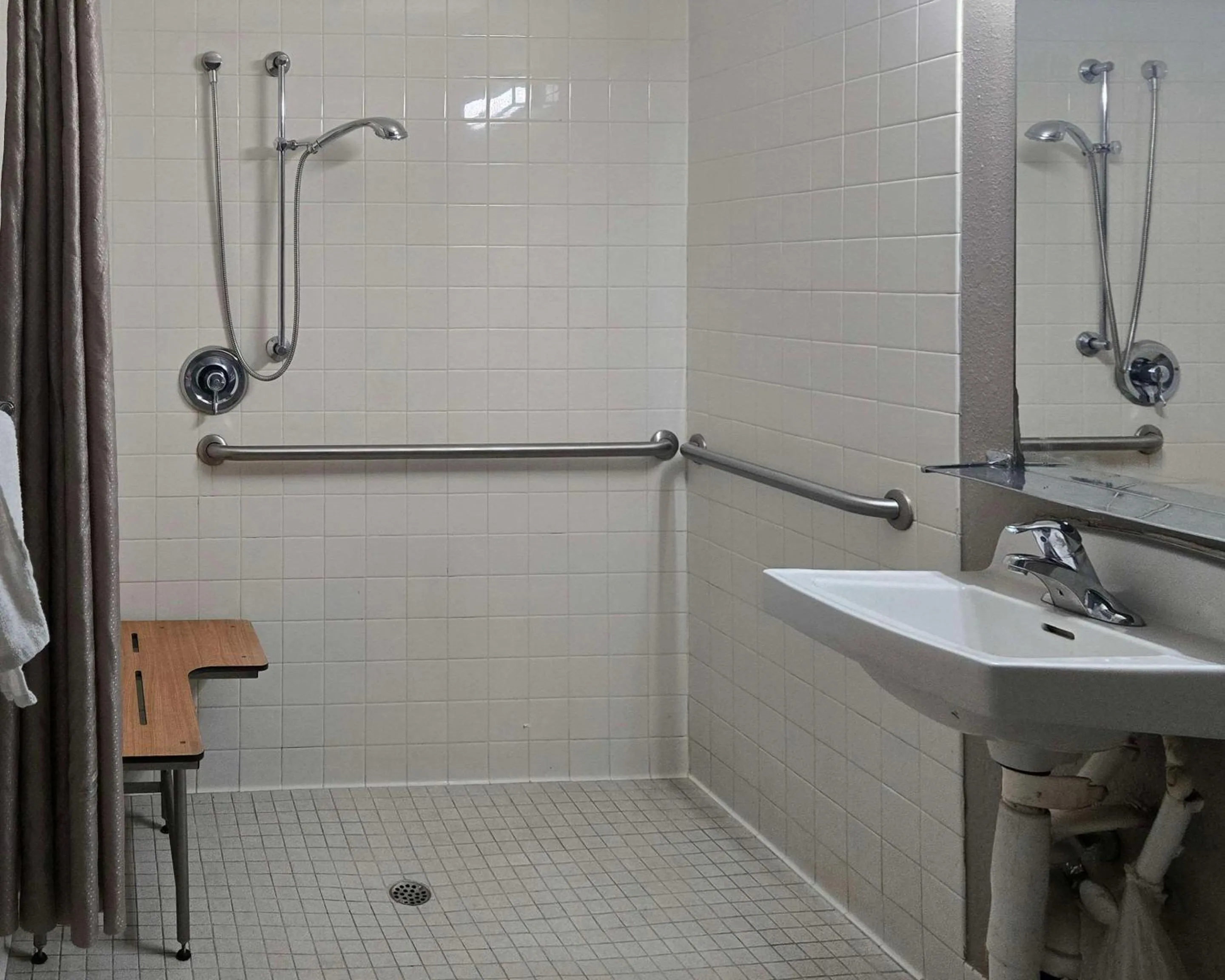 Shower in Park Inn by Radisson, Tracy