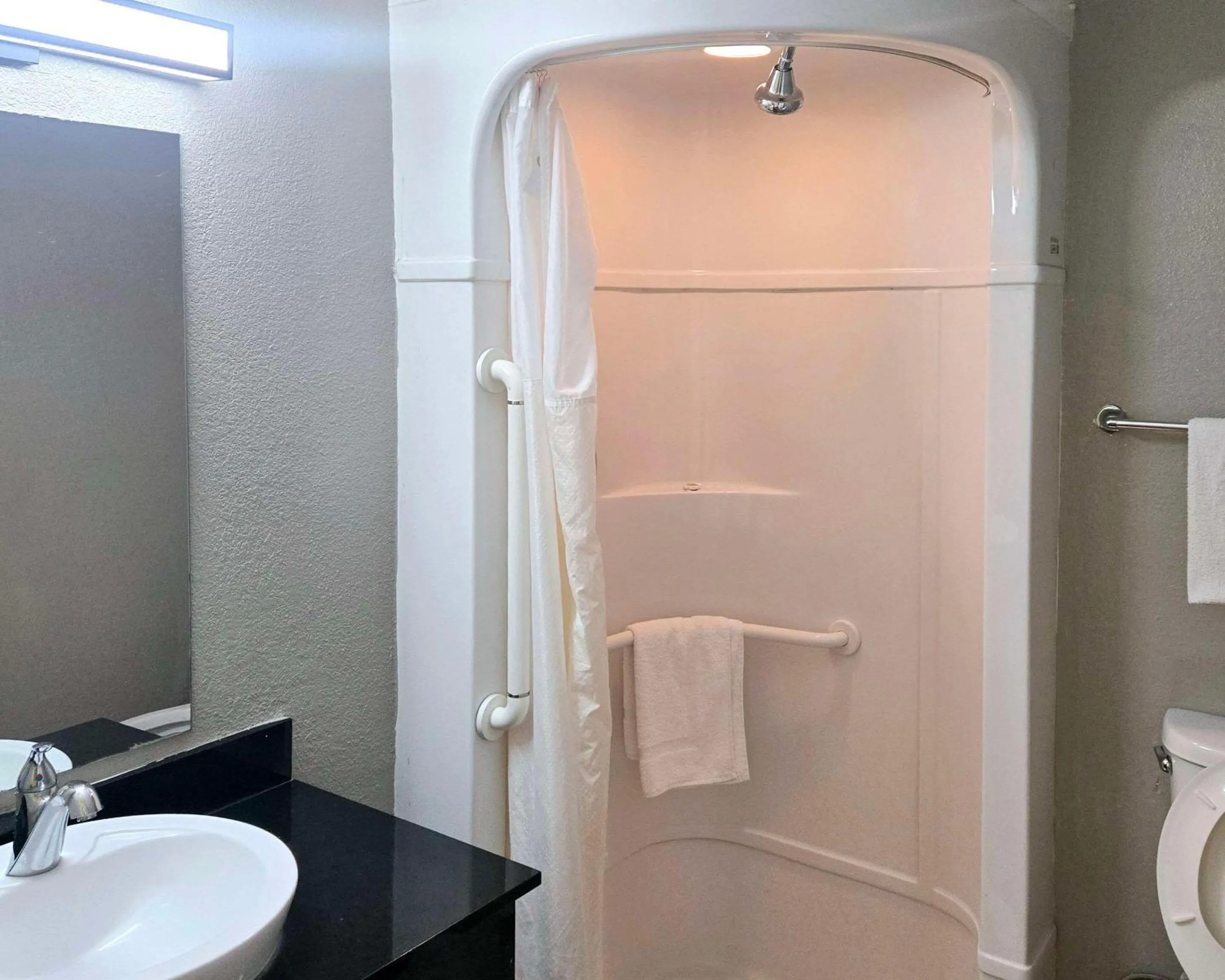 Bedroom in Park Inn by Radisson, Tracy