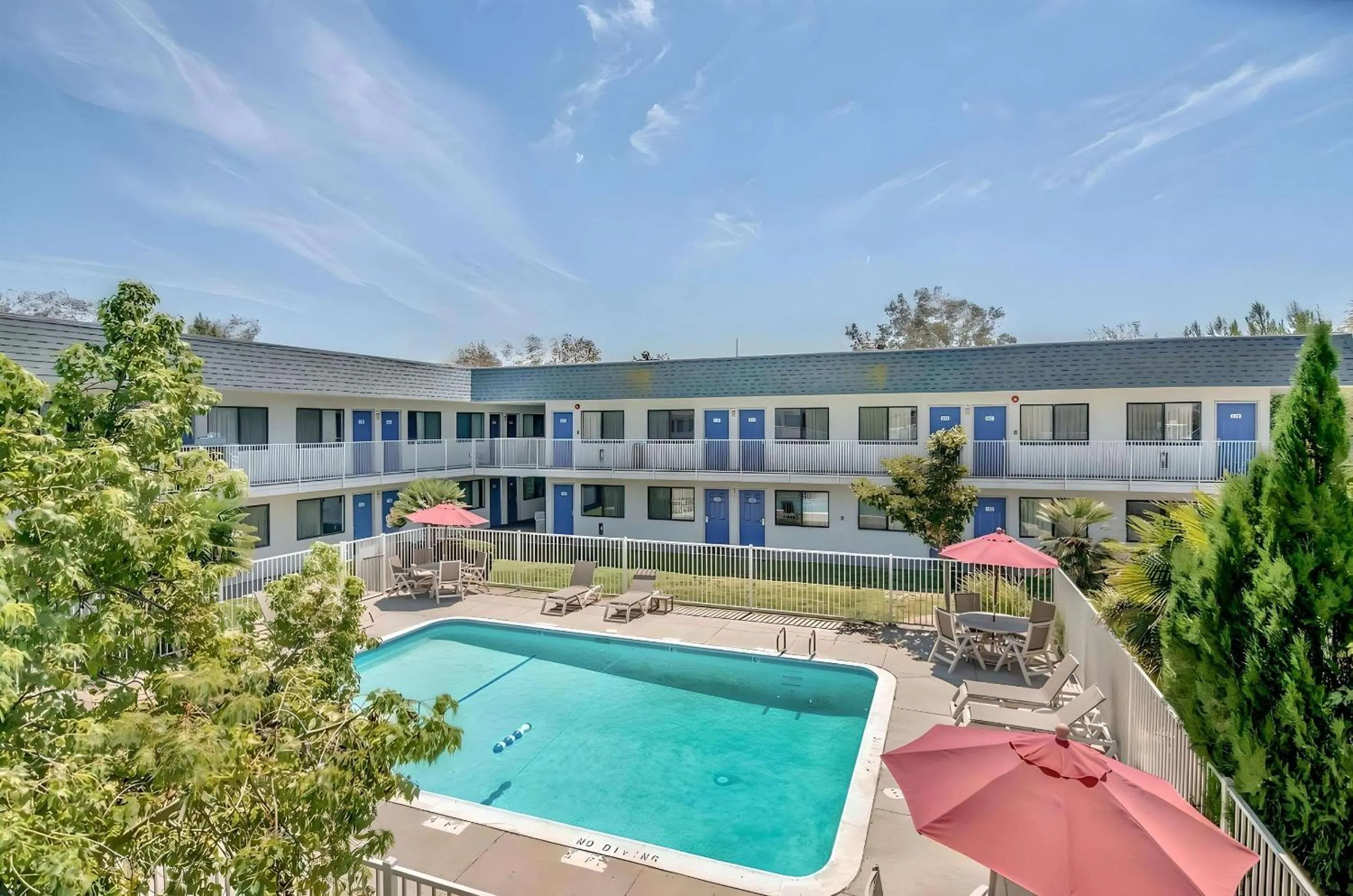 Swimming pool in Park Inn by Radisson, Tracy