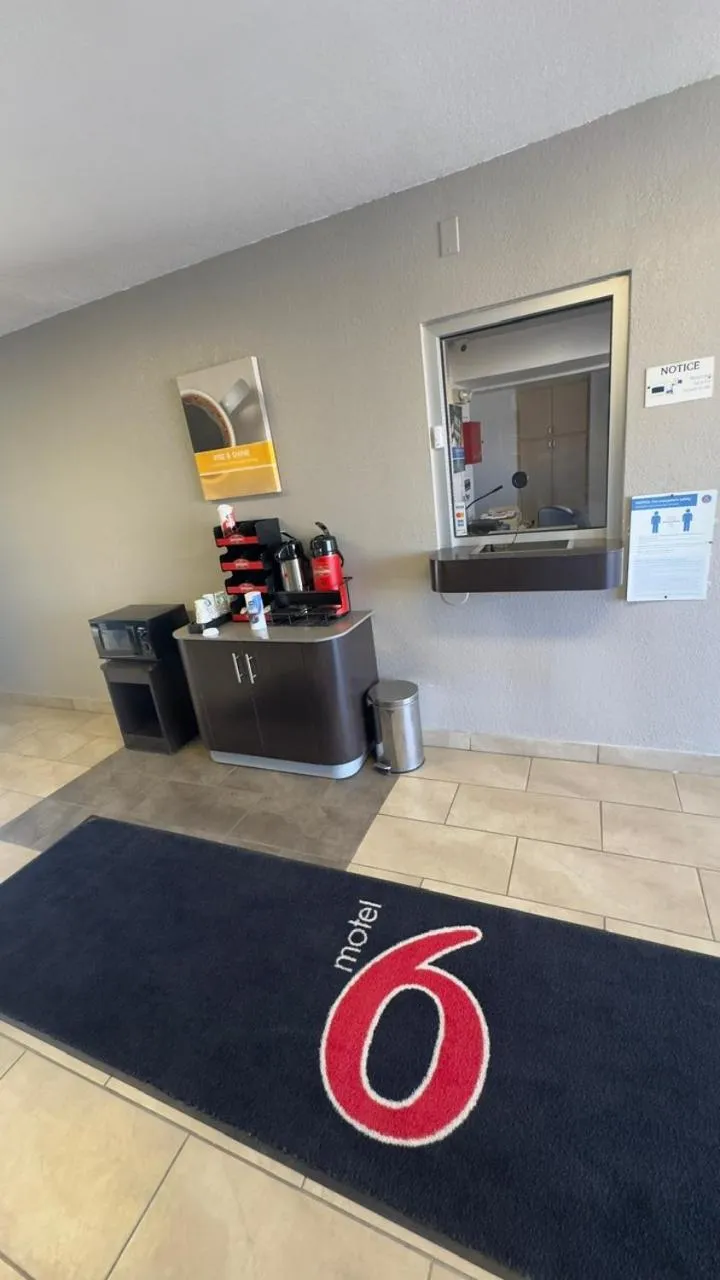 Coffee/tea facilities in Motel 6-Grants, NM