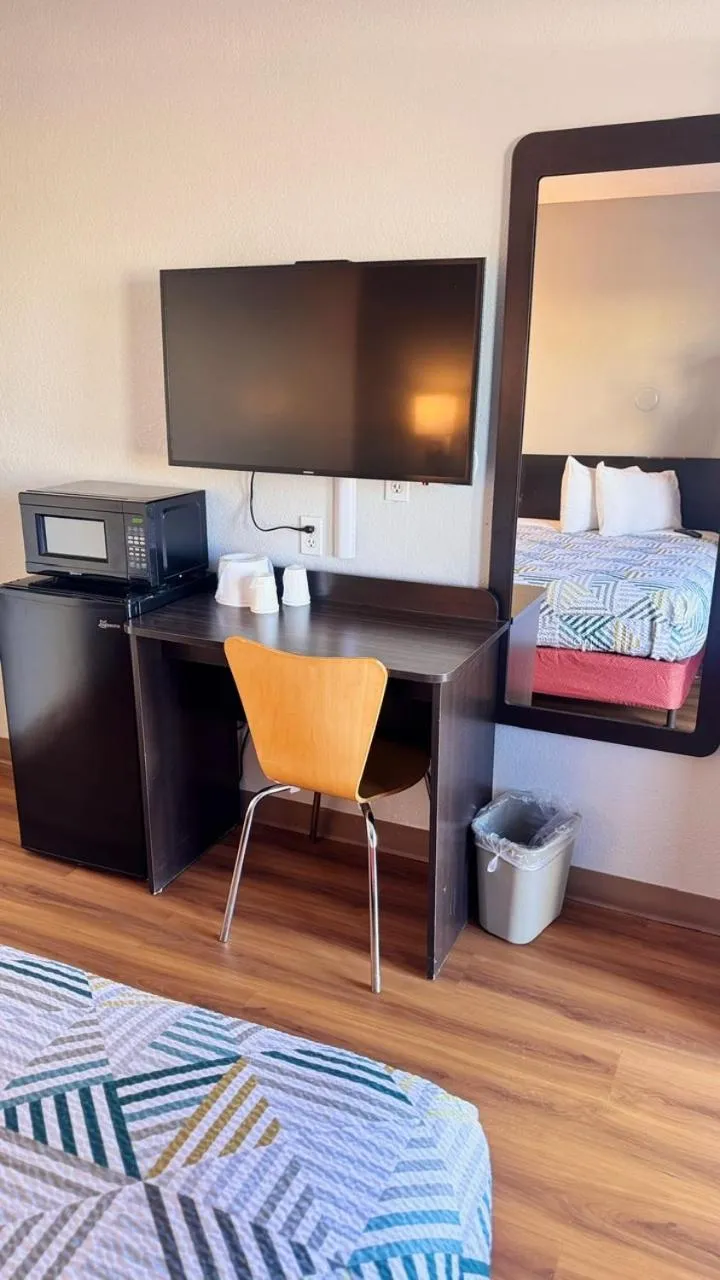 Communal lounge/ TV room, Bed in Motel 6-Grants, NM