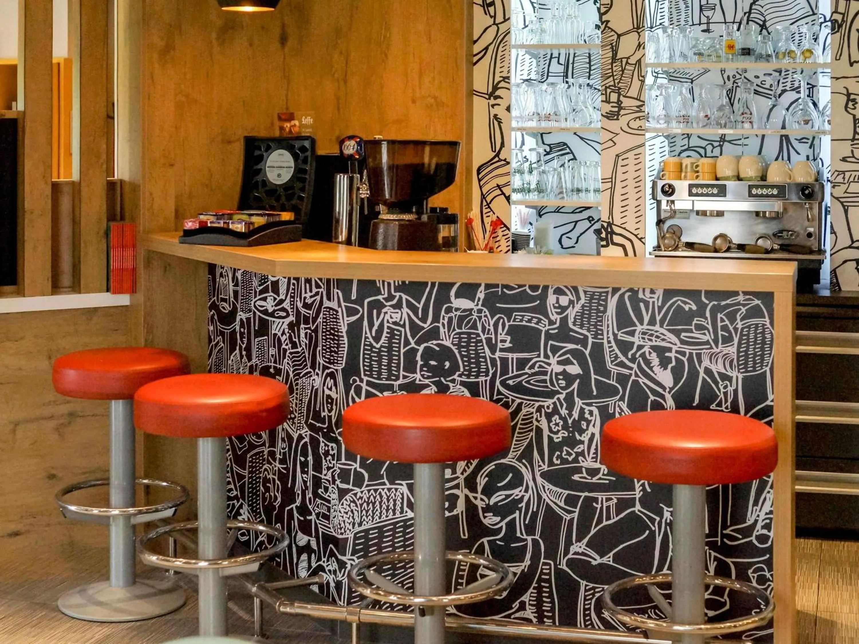 Lounge or bar in ibis Vesoul