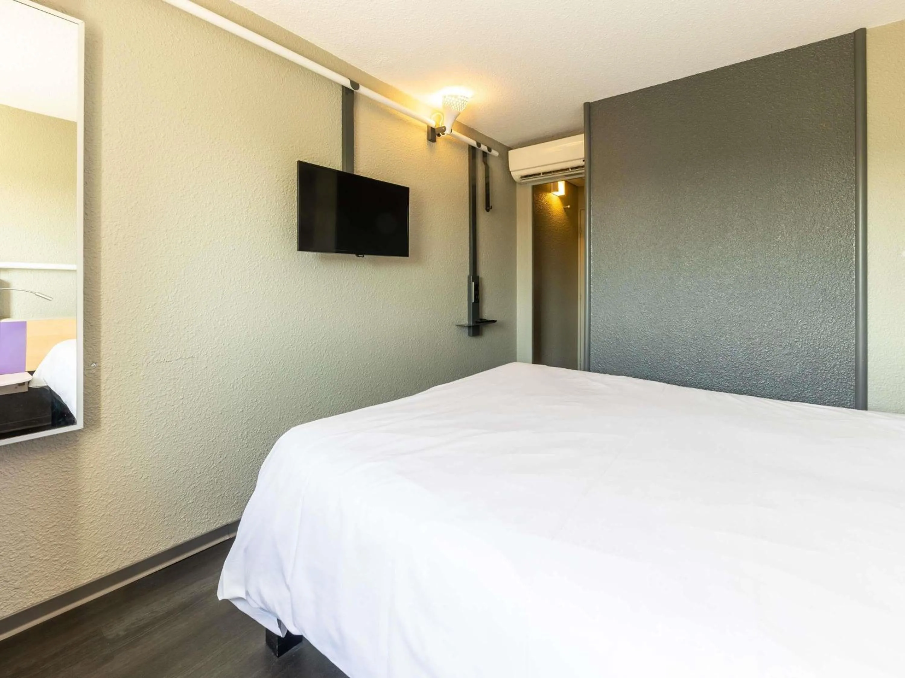 Bedroom, Bed in ibis Vesoul