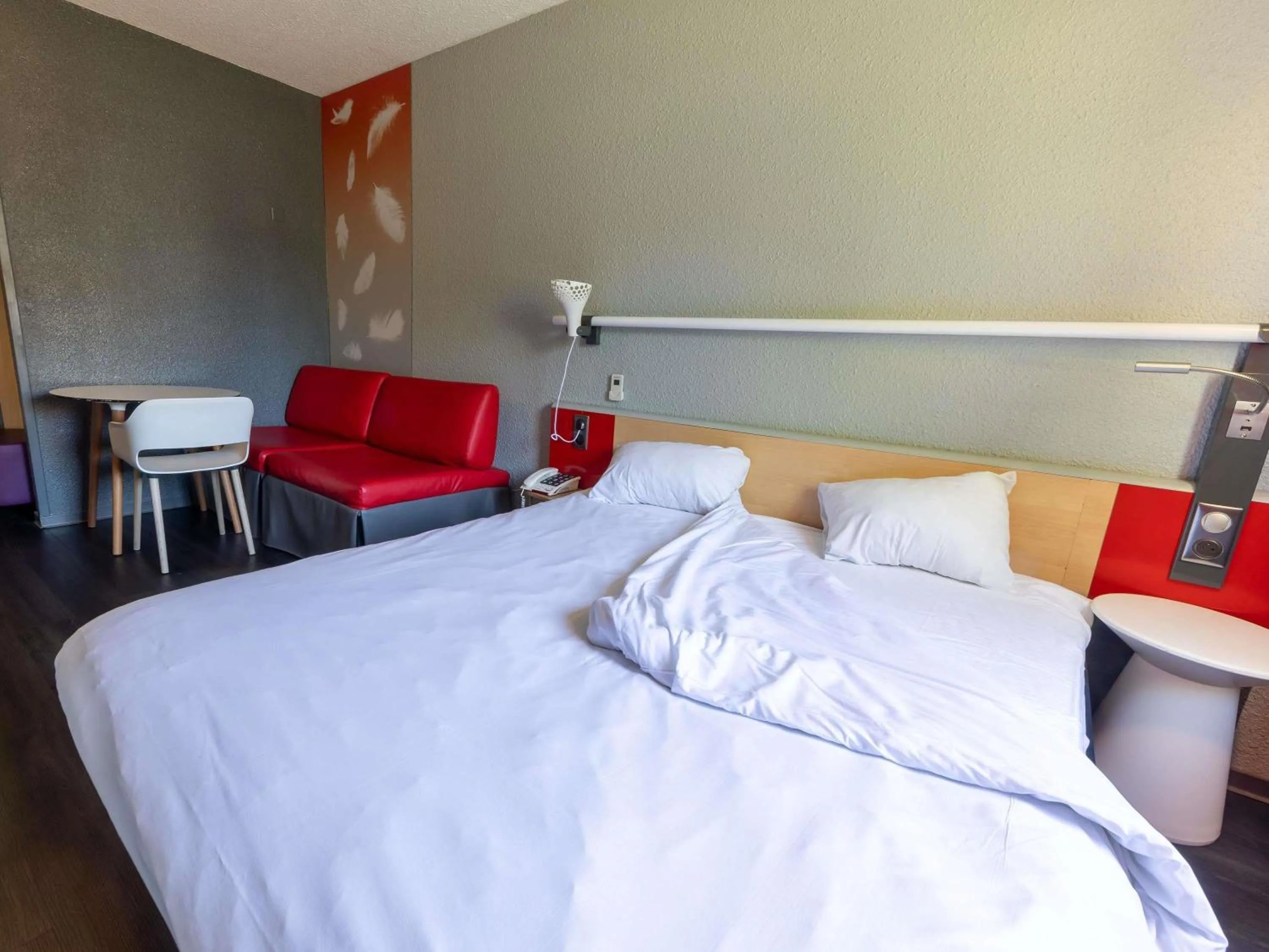Bedroom, Bed in ibis Vesoul