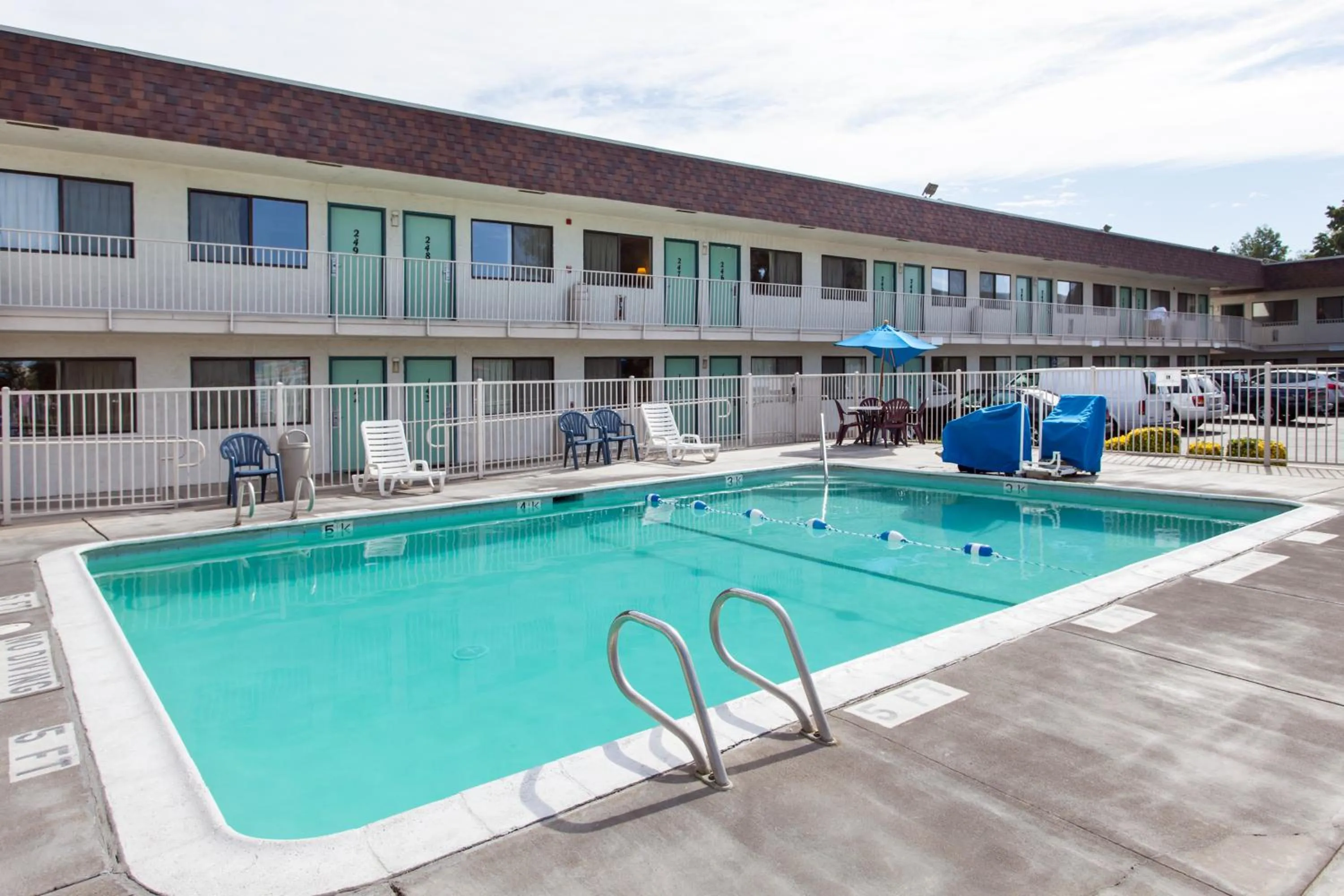 Swimming Pool in Motel 6-Turlock, CA