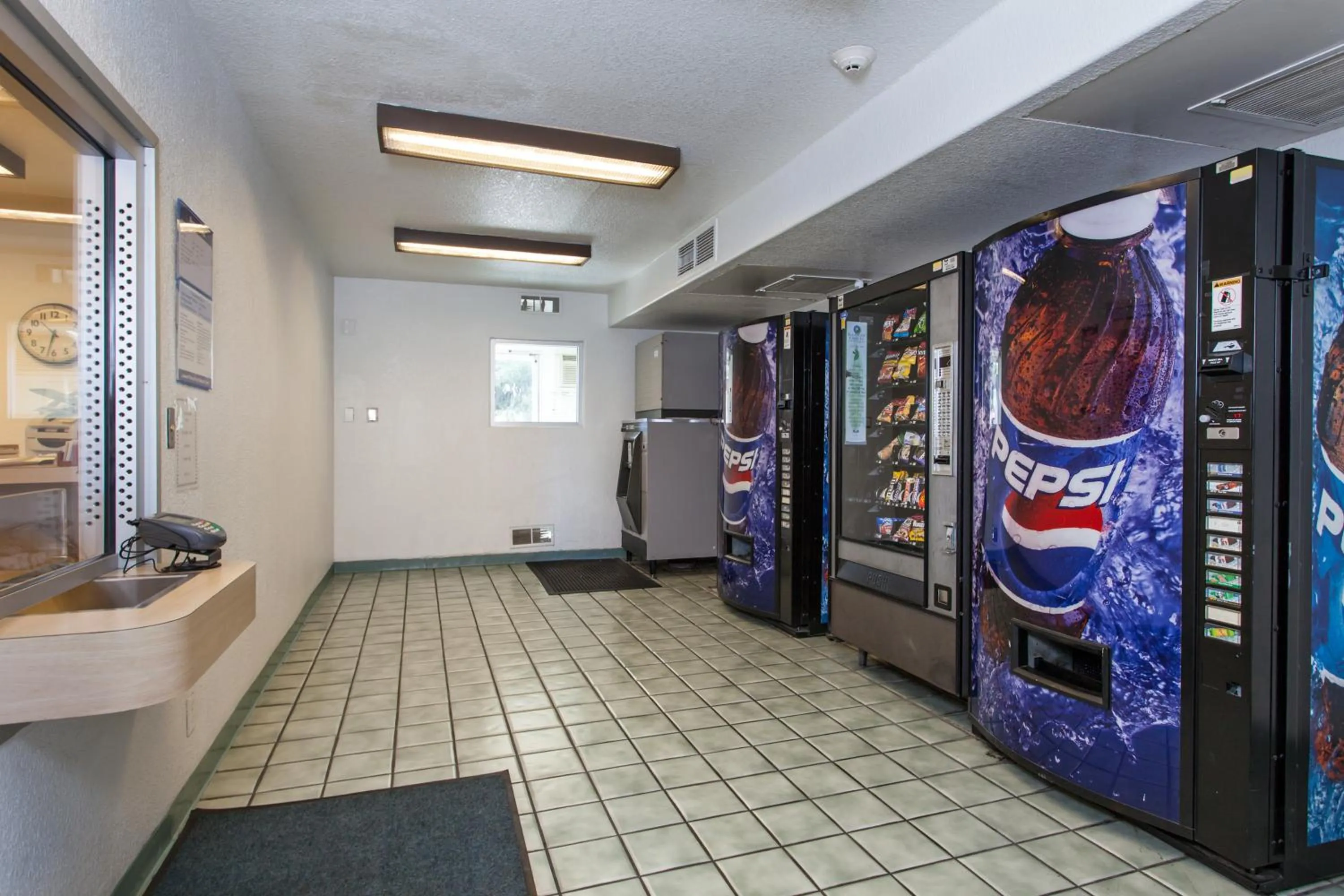 Food and drinks in Motel 6-Turlock, CA