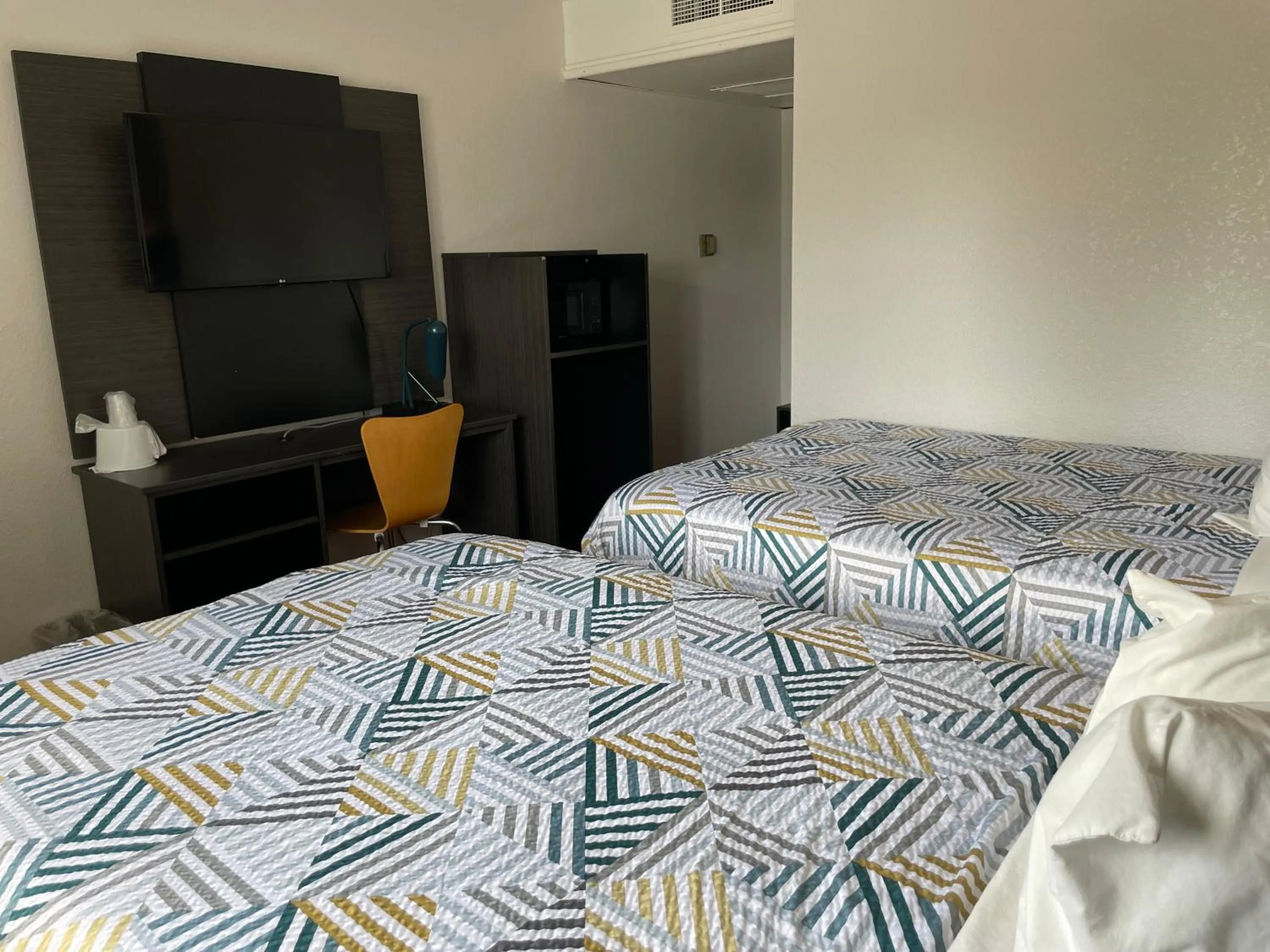 Bed in Motel 6 Cheyenne, WY