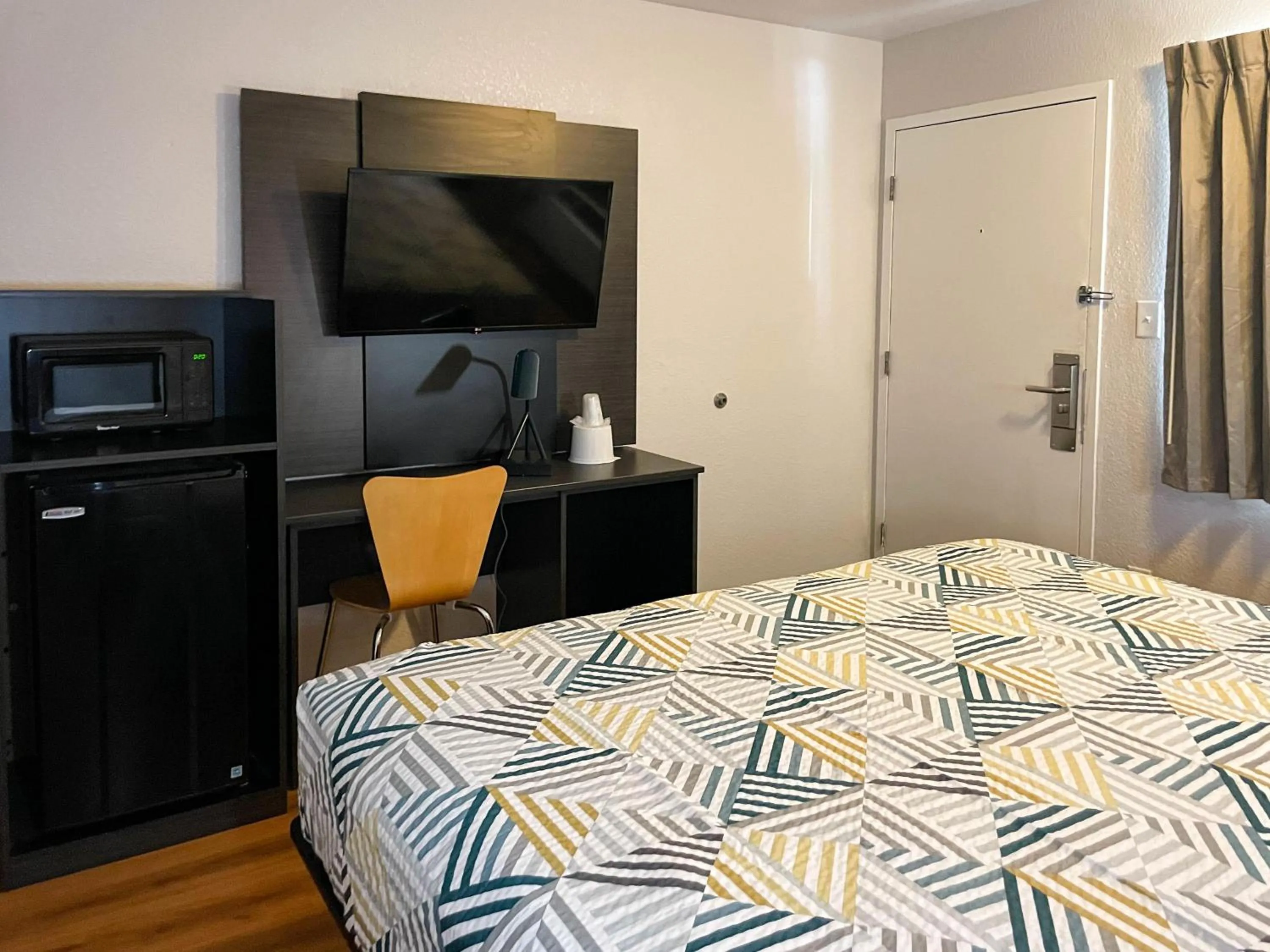 Bed in Motel 6 Cheyenne, WY